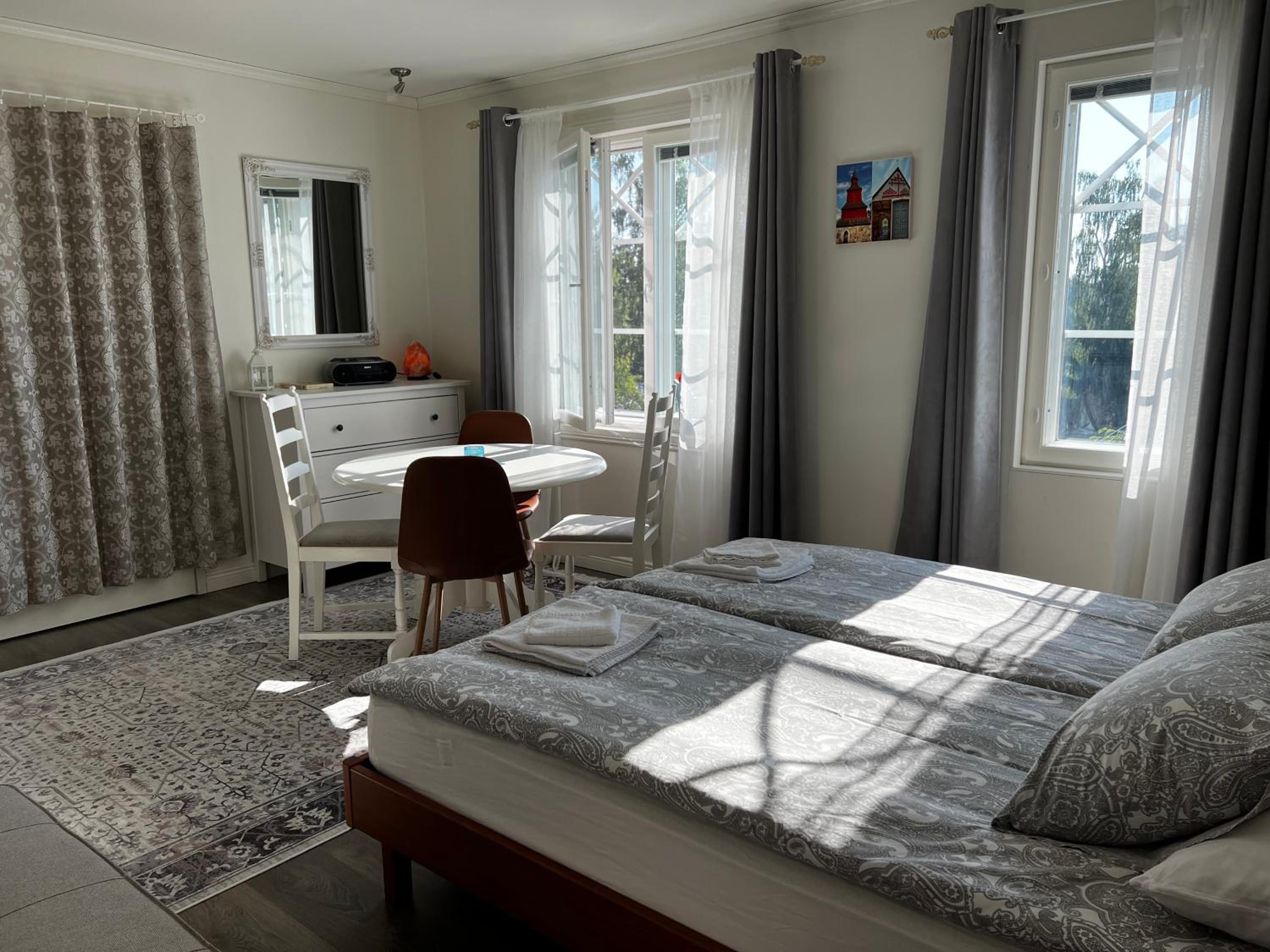 Deluxe Double Room (2 Adults + 1 Child) photo 2