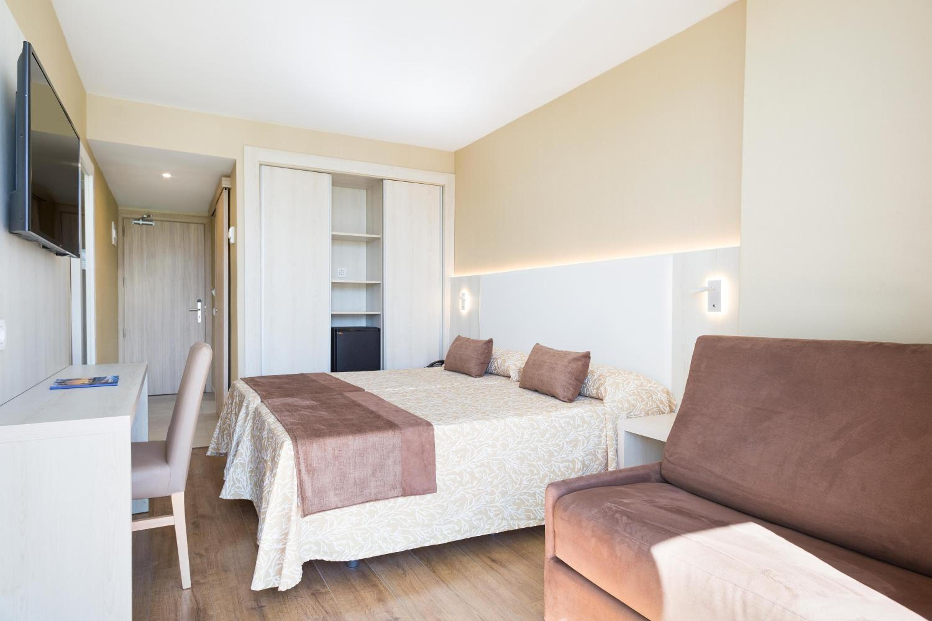Standard Double Room (2 Adults) - Photo 10