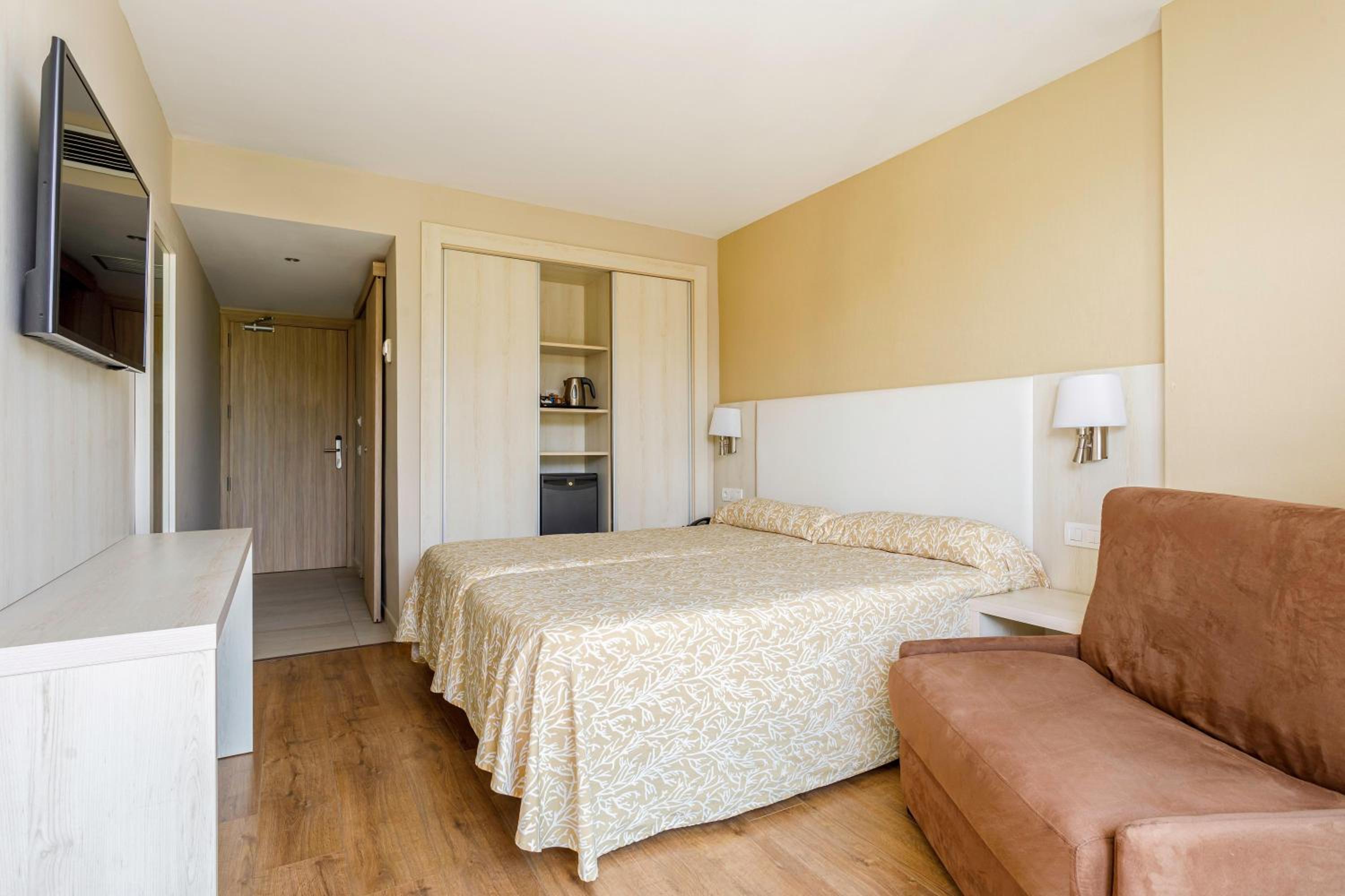 Standard Double Room (2 Adults) - Photo 16