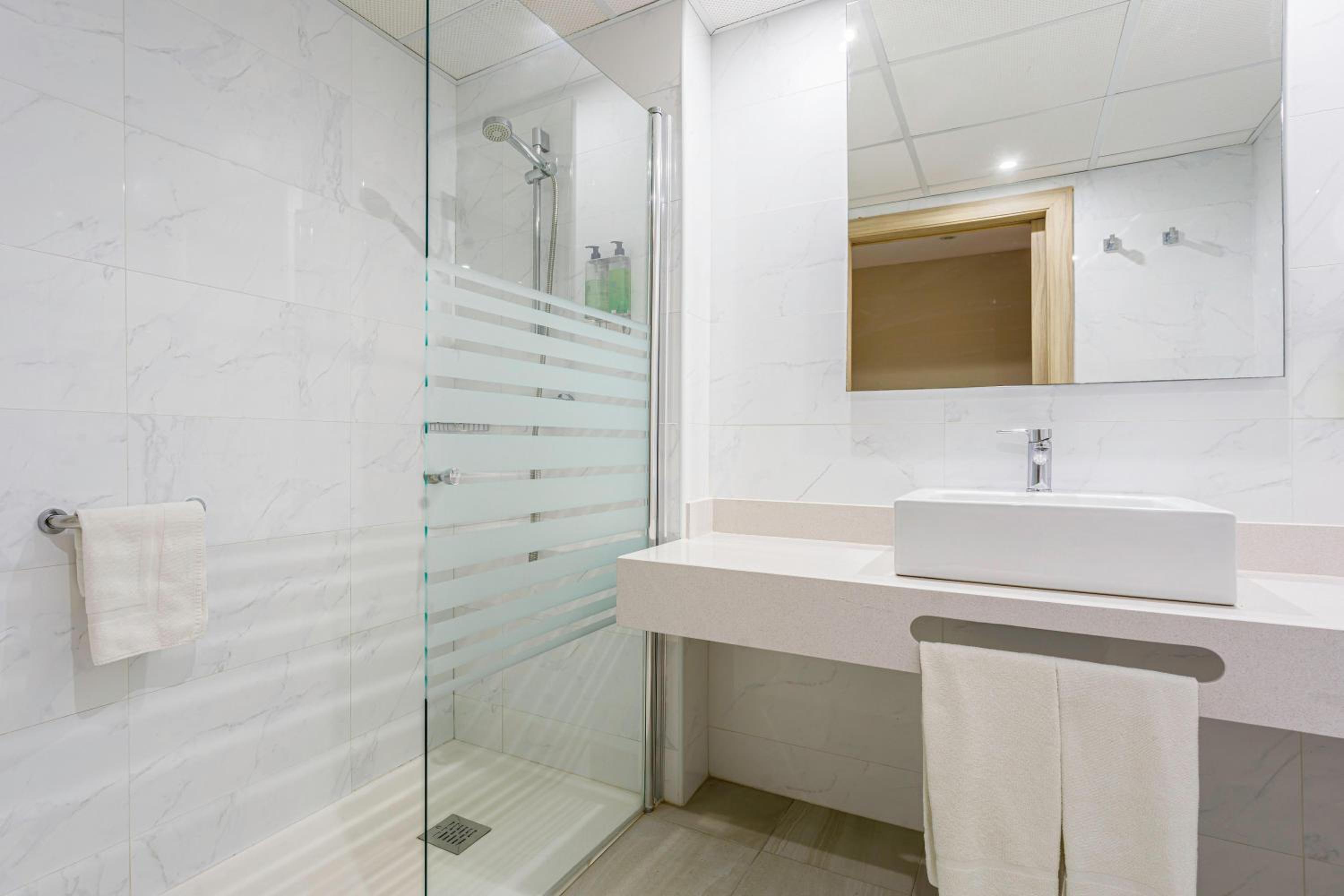 Standard Double Room (2 Adults) - Photo 18