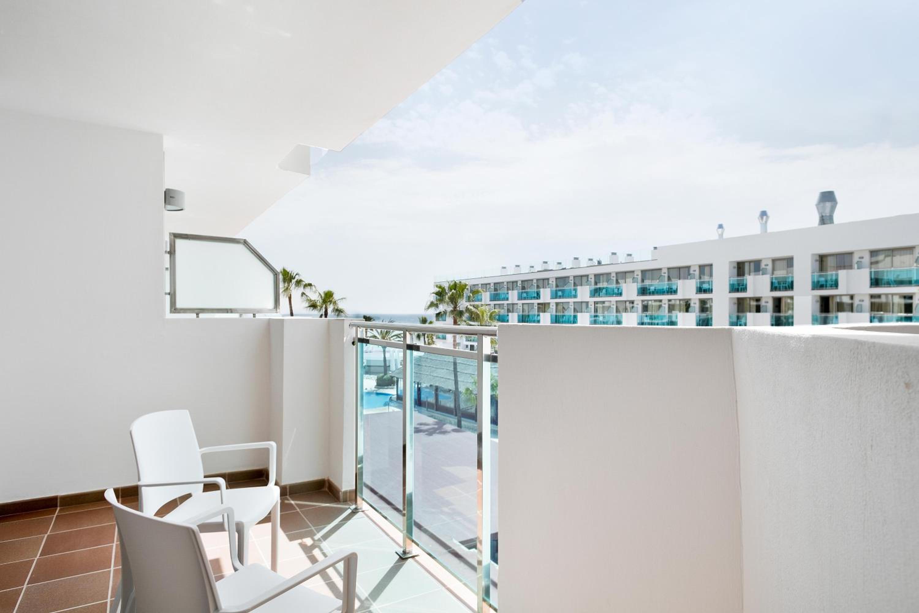 Double or Twin Room with Side Sea View - Photo 14
