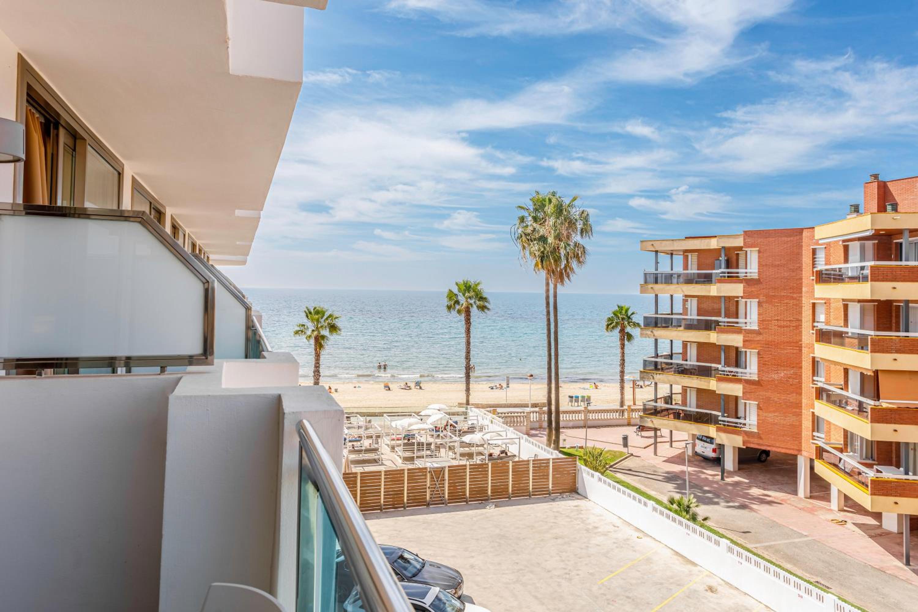 Double or Twin Room with Side Sea View - Photo 11
