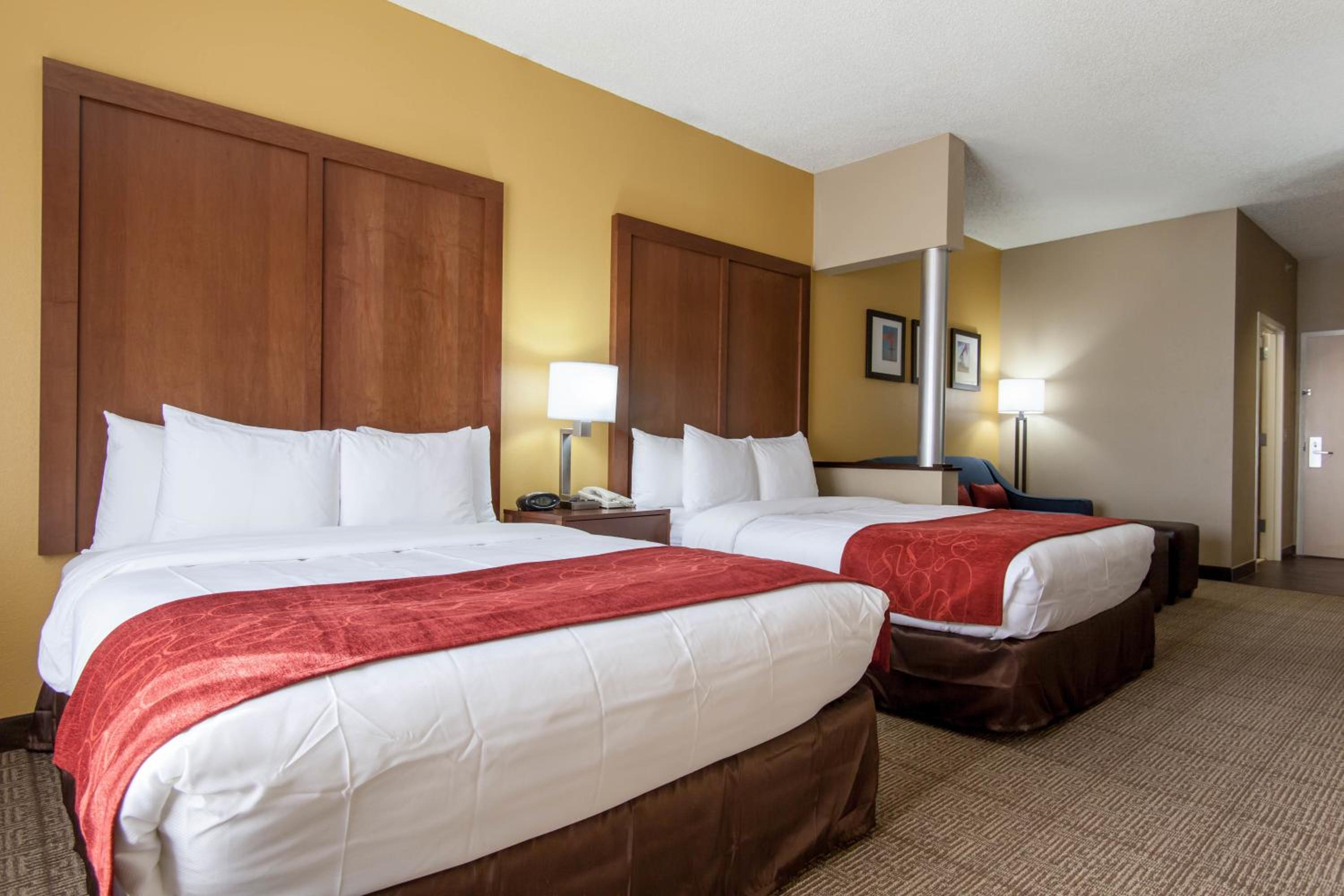 Queen Suite with Two Queen Beds photo 1