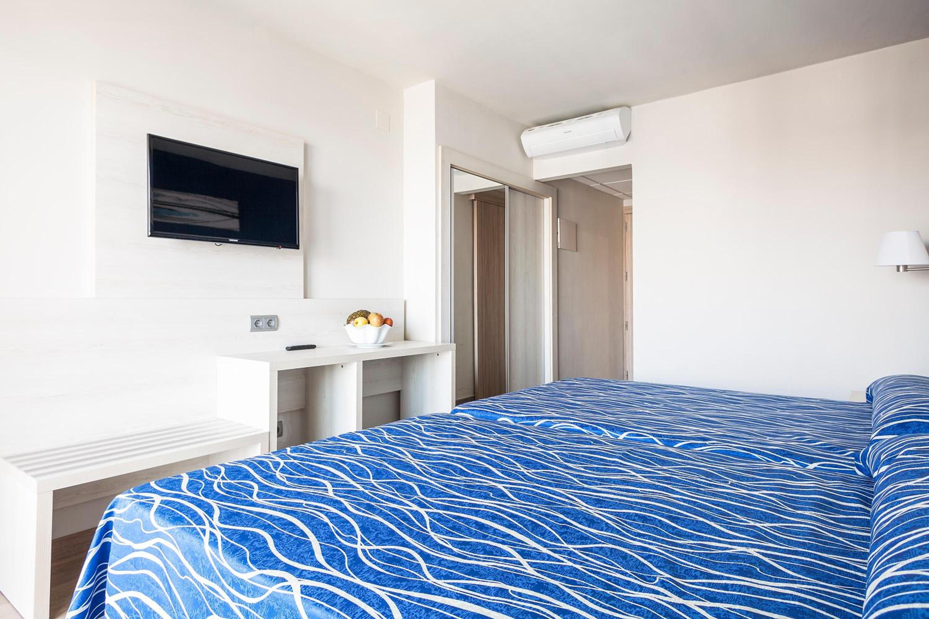 Double Room with Pool View (2 Adults) - Photo 2