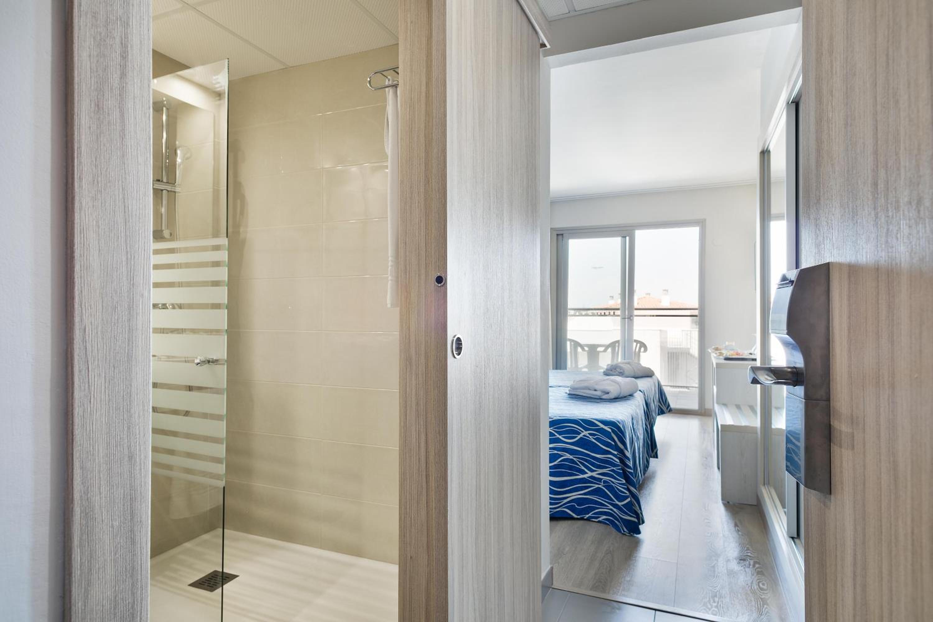Double Room with Pool View (2 Adults) - Photo 6