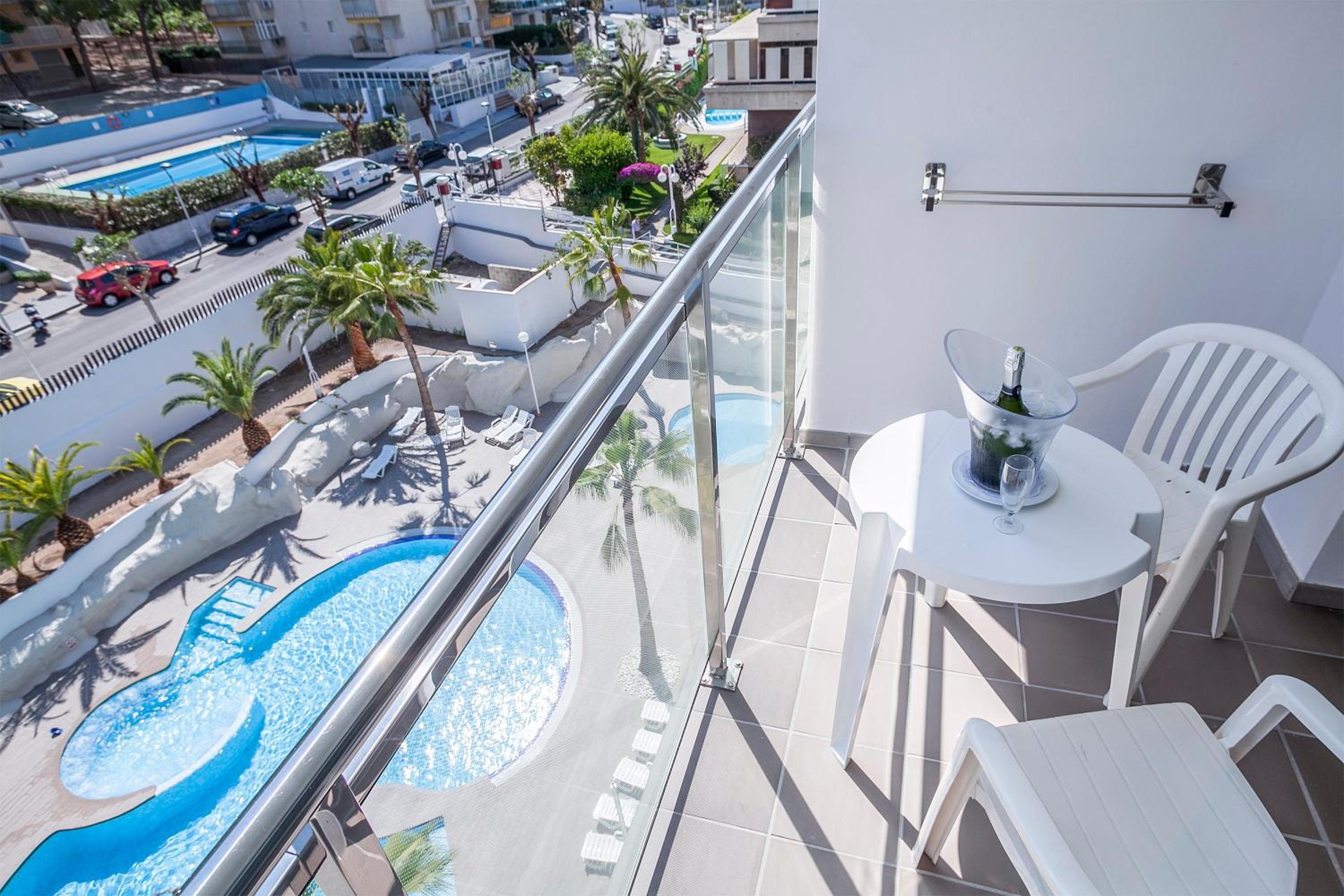 Double Room with Pool View (2 Adults) - Photo 4