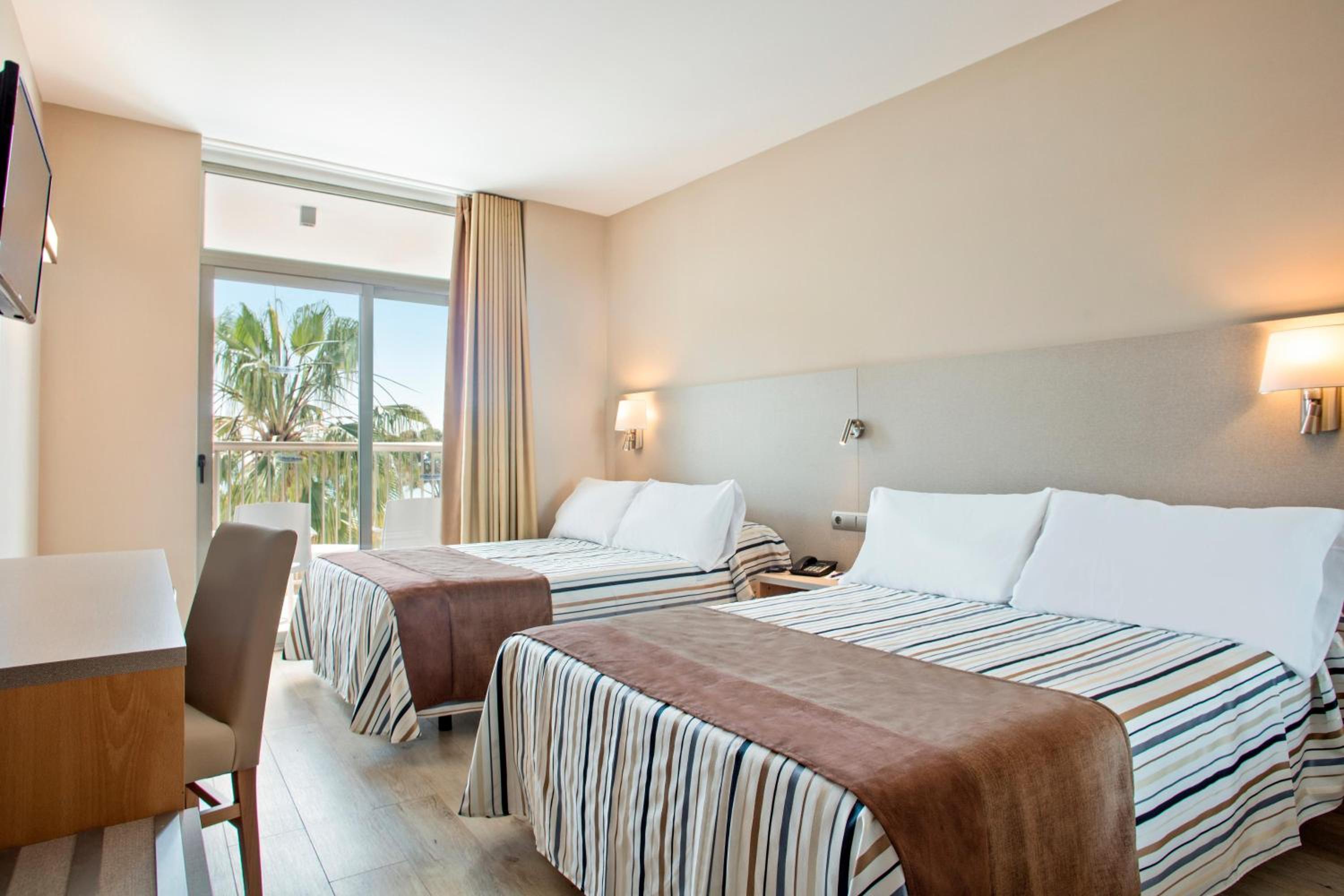 Habitación Doble con Vista a la Piscina (2 Adultos)