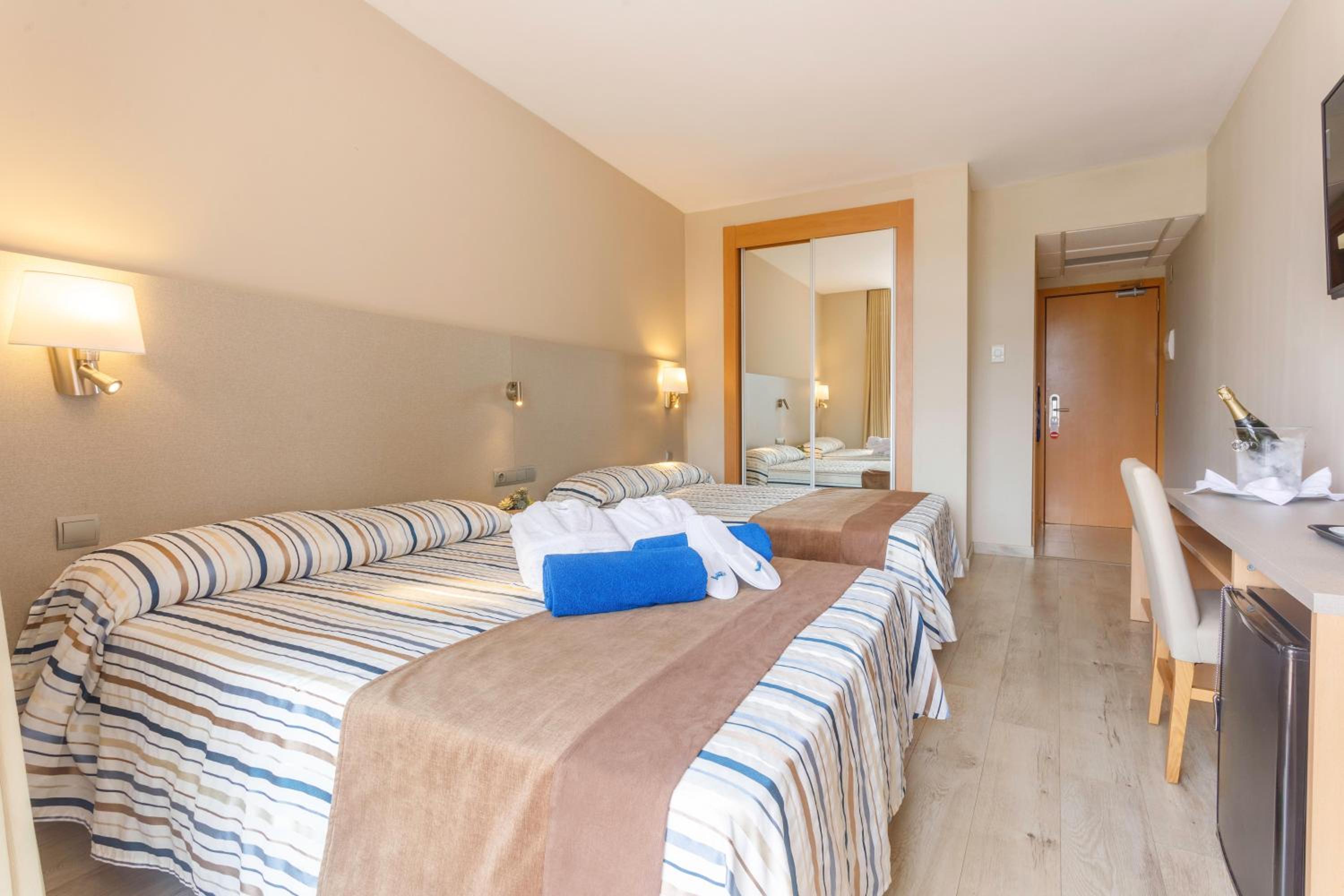 Double Room with Pool View (2 Adults + 1 Child) photo 3