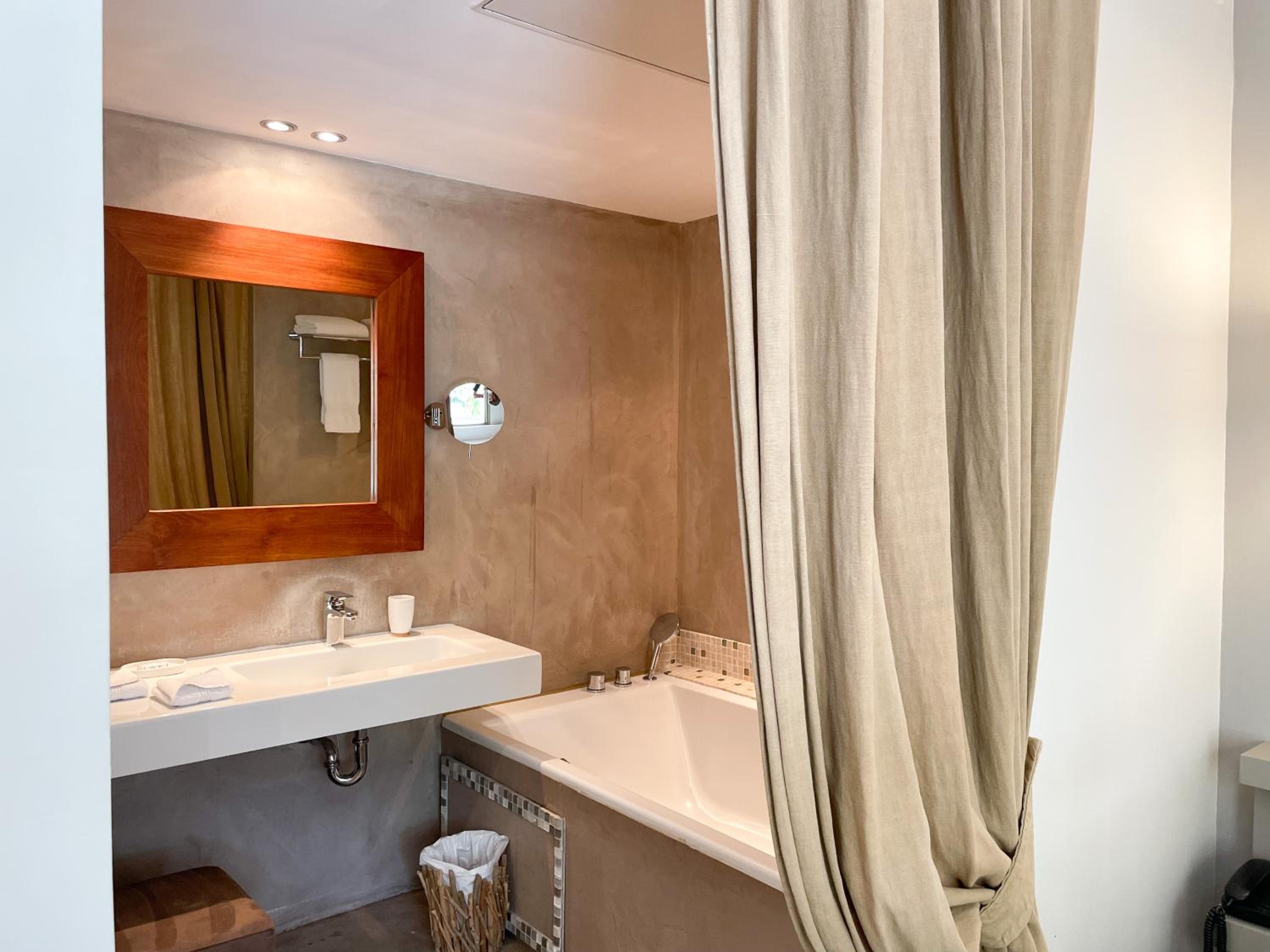 Deluxe Double Room with Terrace - Photo 3