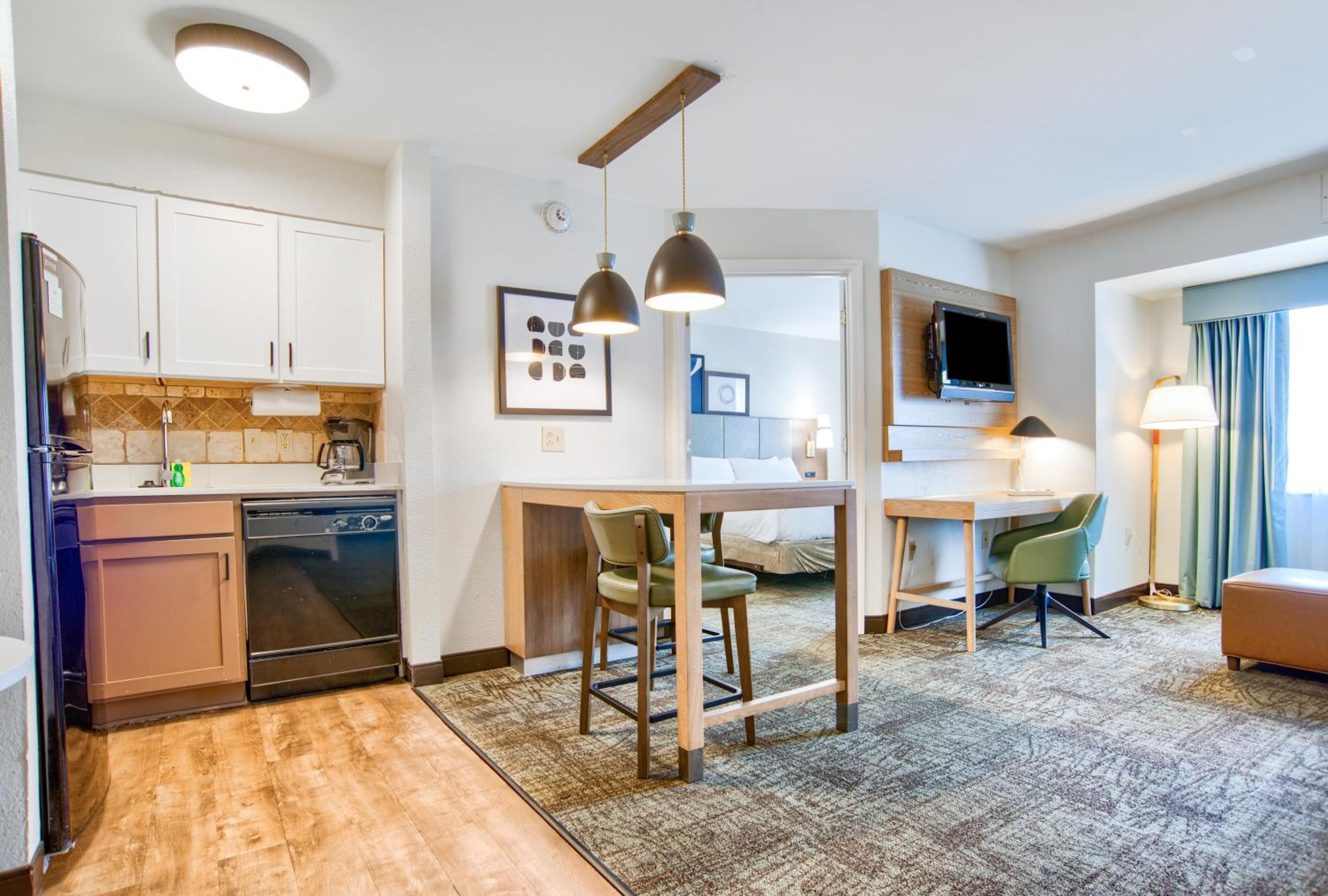 Queen Studio Suite - Photo 1