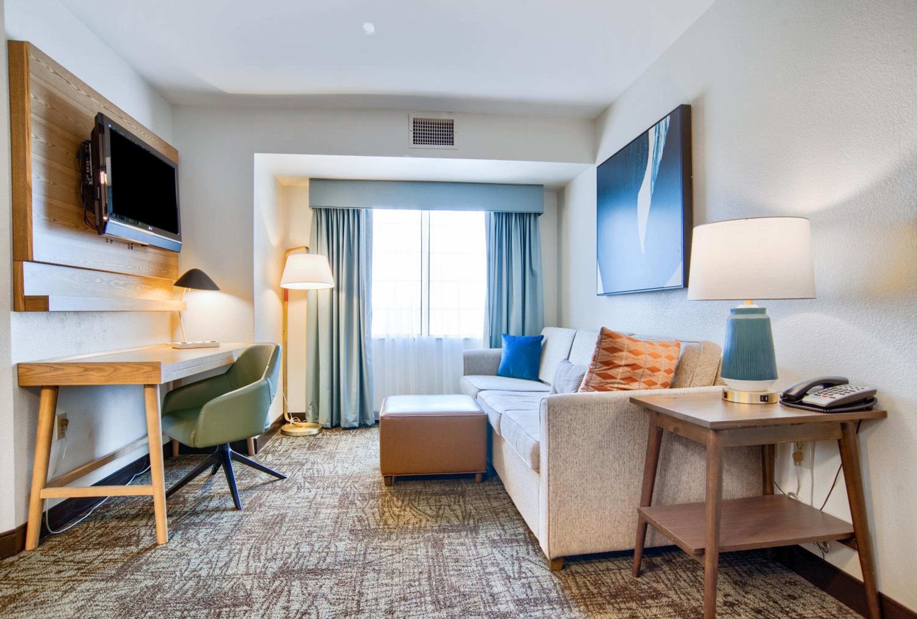 One-Bedroom Queen Suite -Non-Smoking - Photo 1