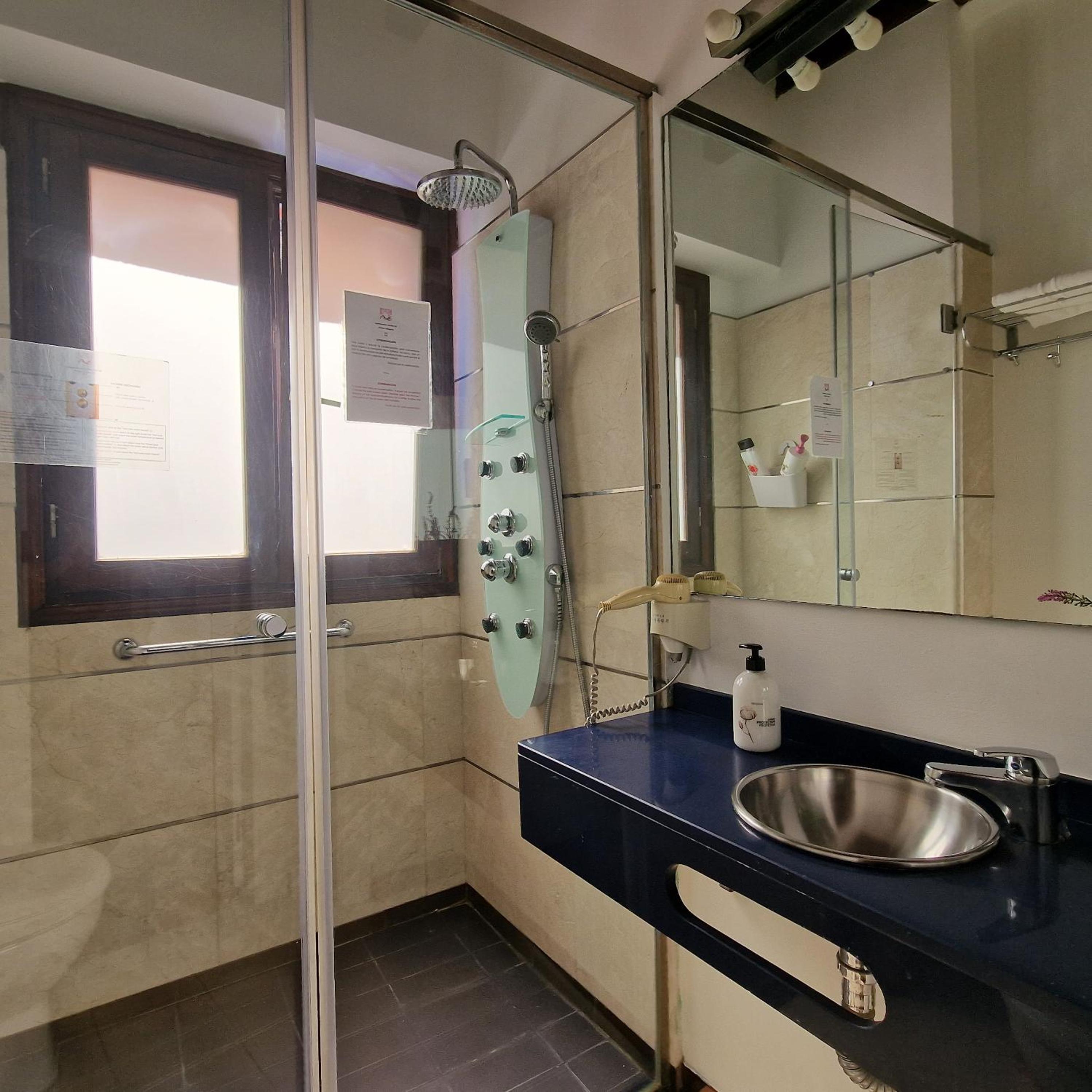 Executive Apartment with Alhambra Views photo 3