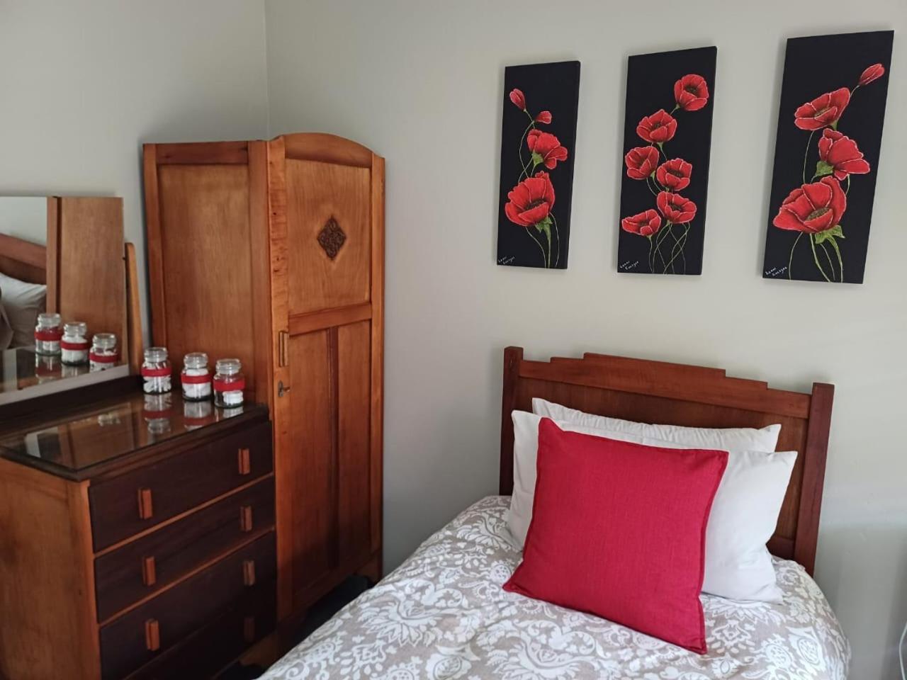Single Room with Private Bathroom photo 3