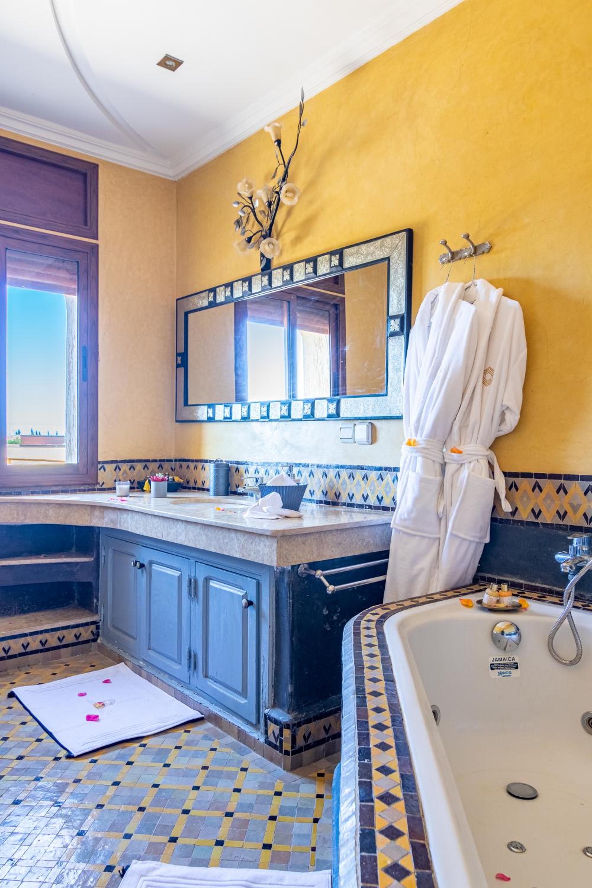 Deluxe Suite with Spa Bath - Photo 4