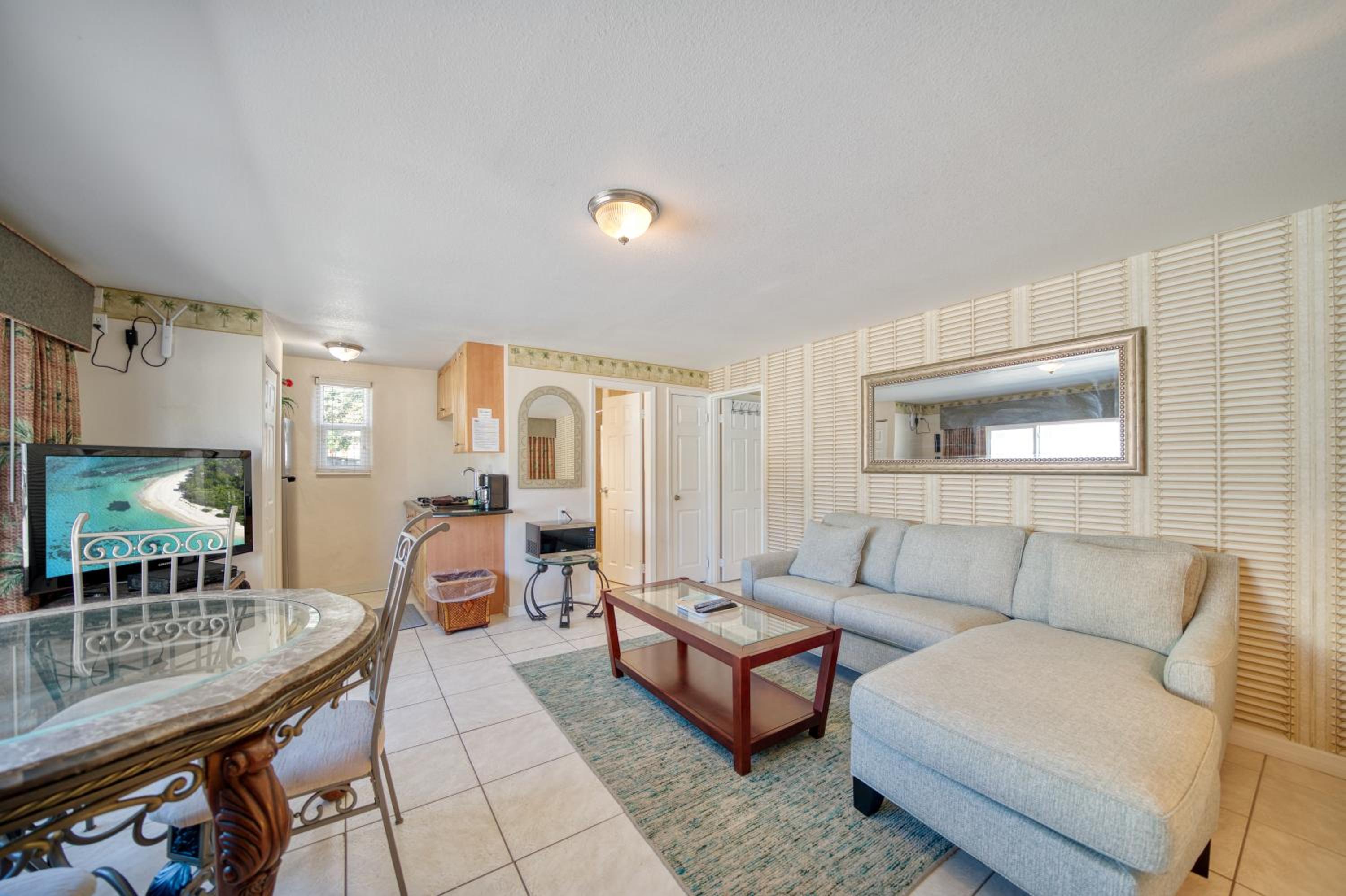 One-Bedroom Queen Suite with Sofa Bed photo 1