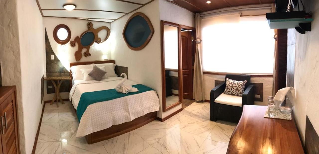 Deluxe Double Room with Side Sea View photo 3