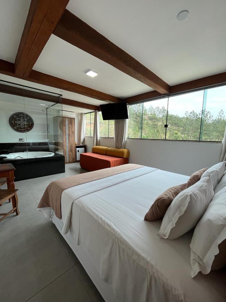Deluxe Suite with Spa Bath - Photo 5