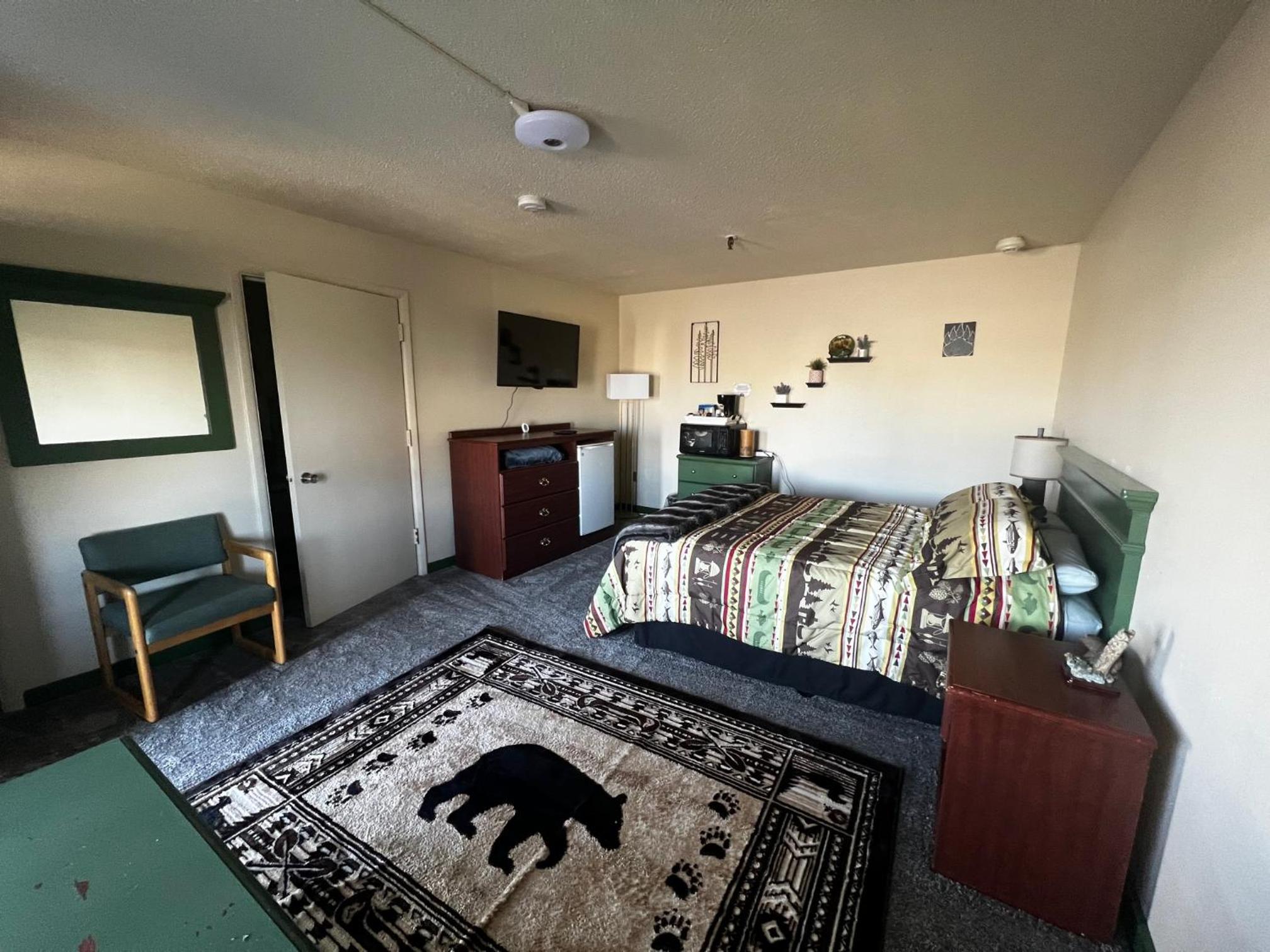 Deluxe Queen Suite photo 2