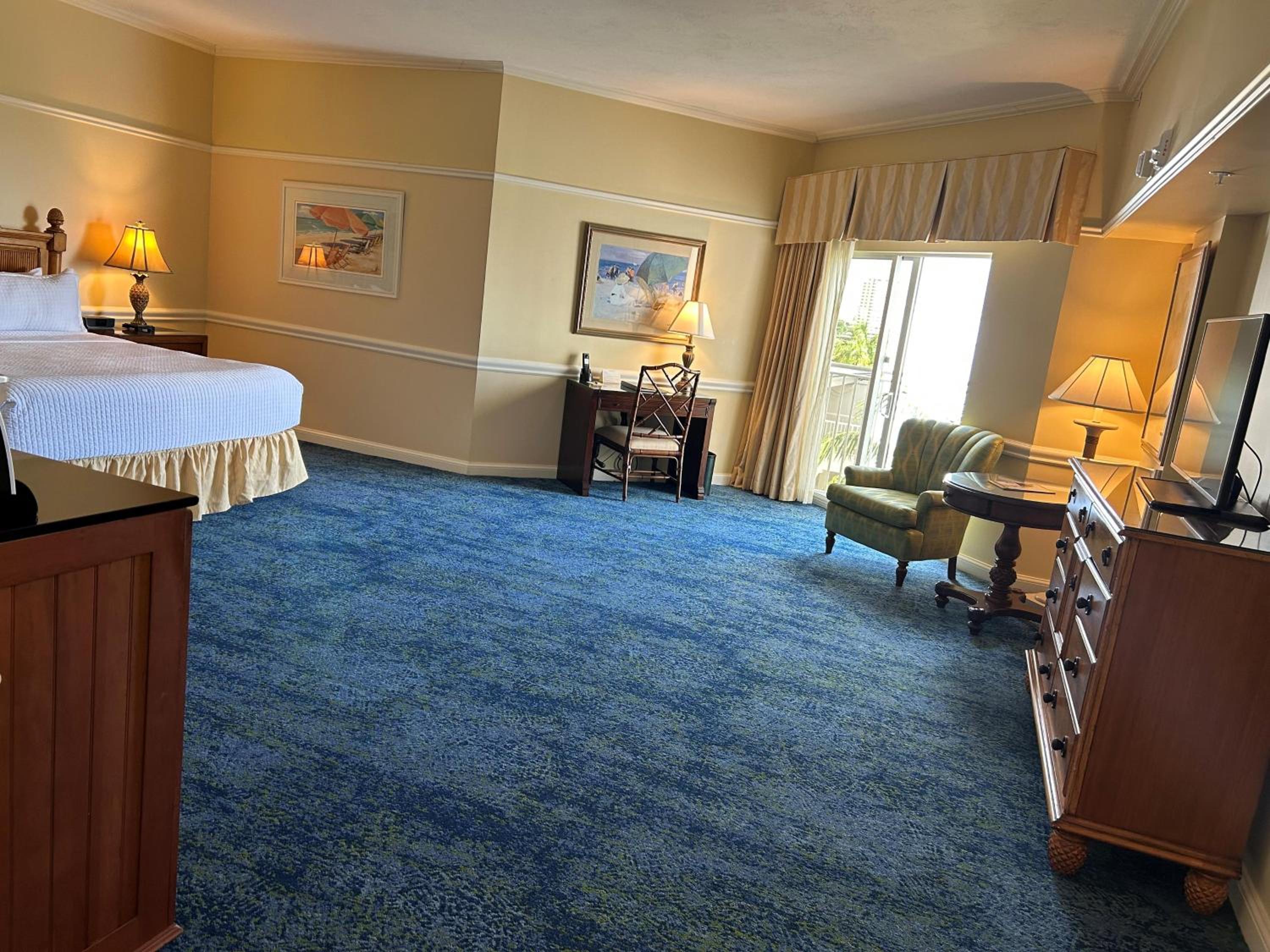King Room With Roll-In Shower - Disability Access