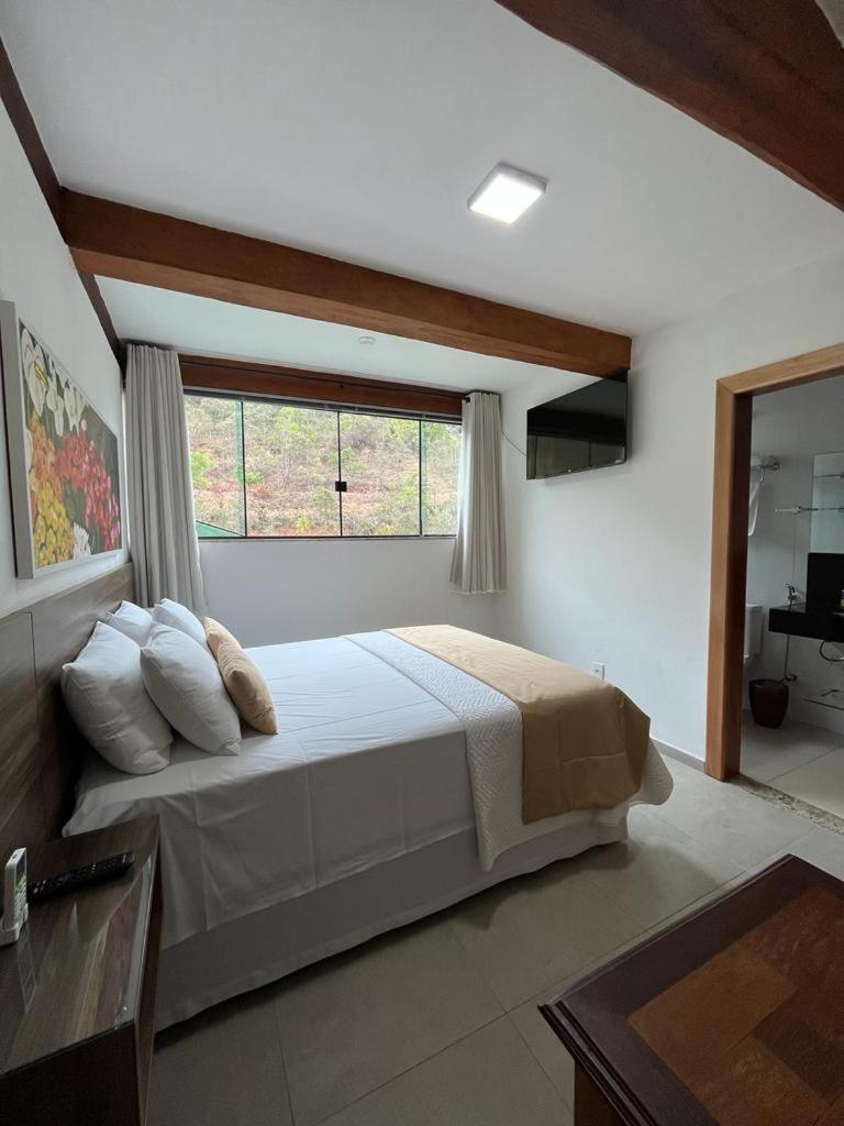 Deluxe Queen Suite - Photo 4