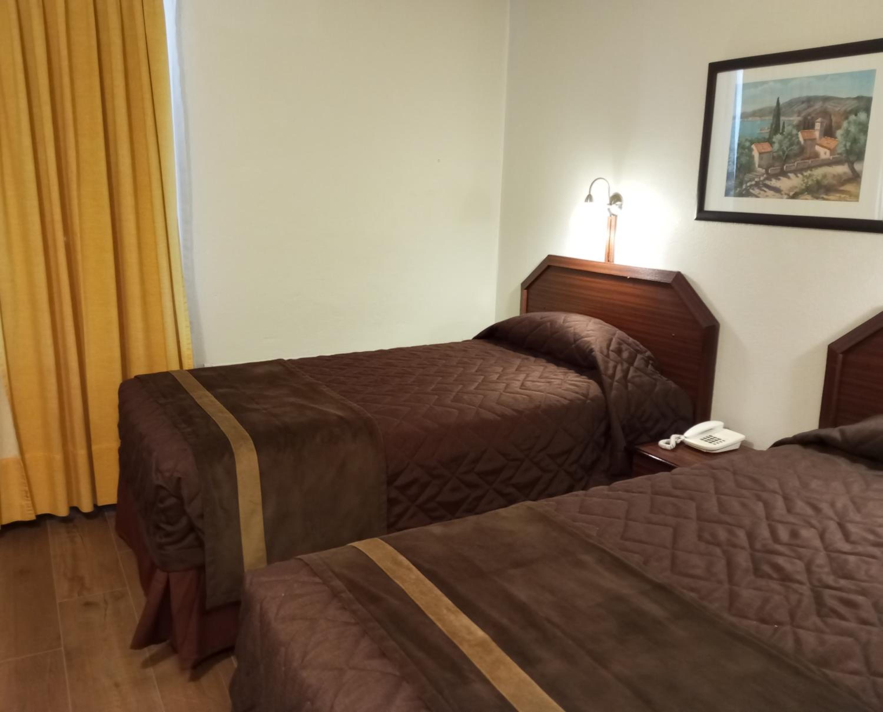 Twin Room - Photo 3