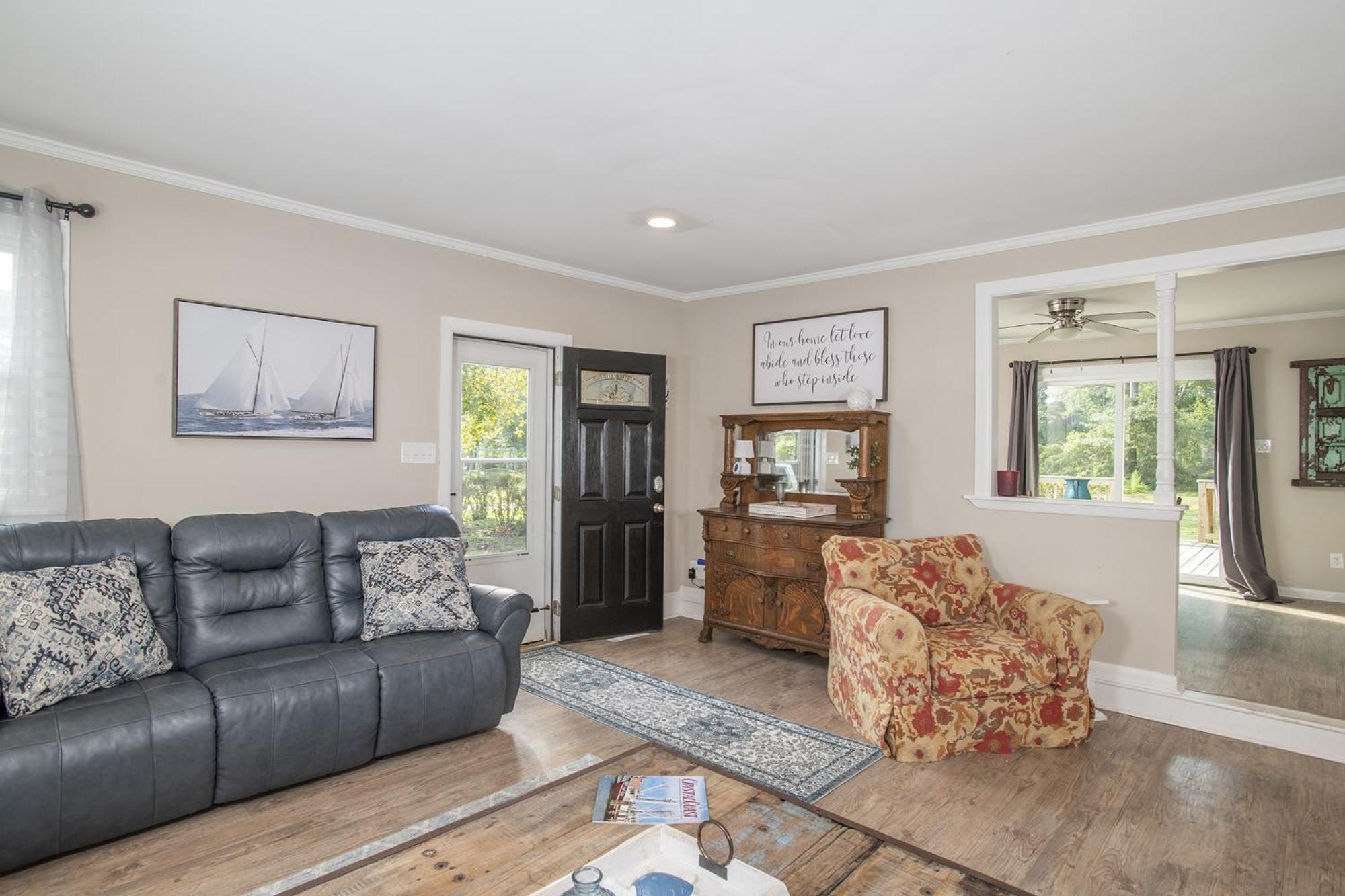 Five-Bedroom House photo 2