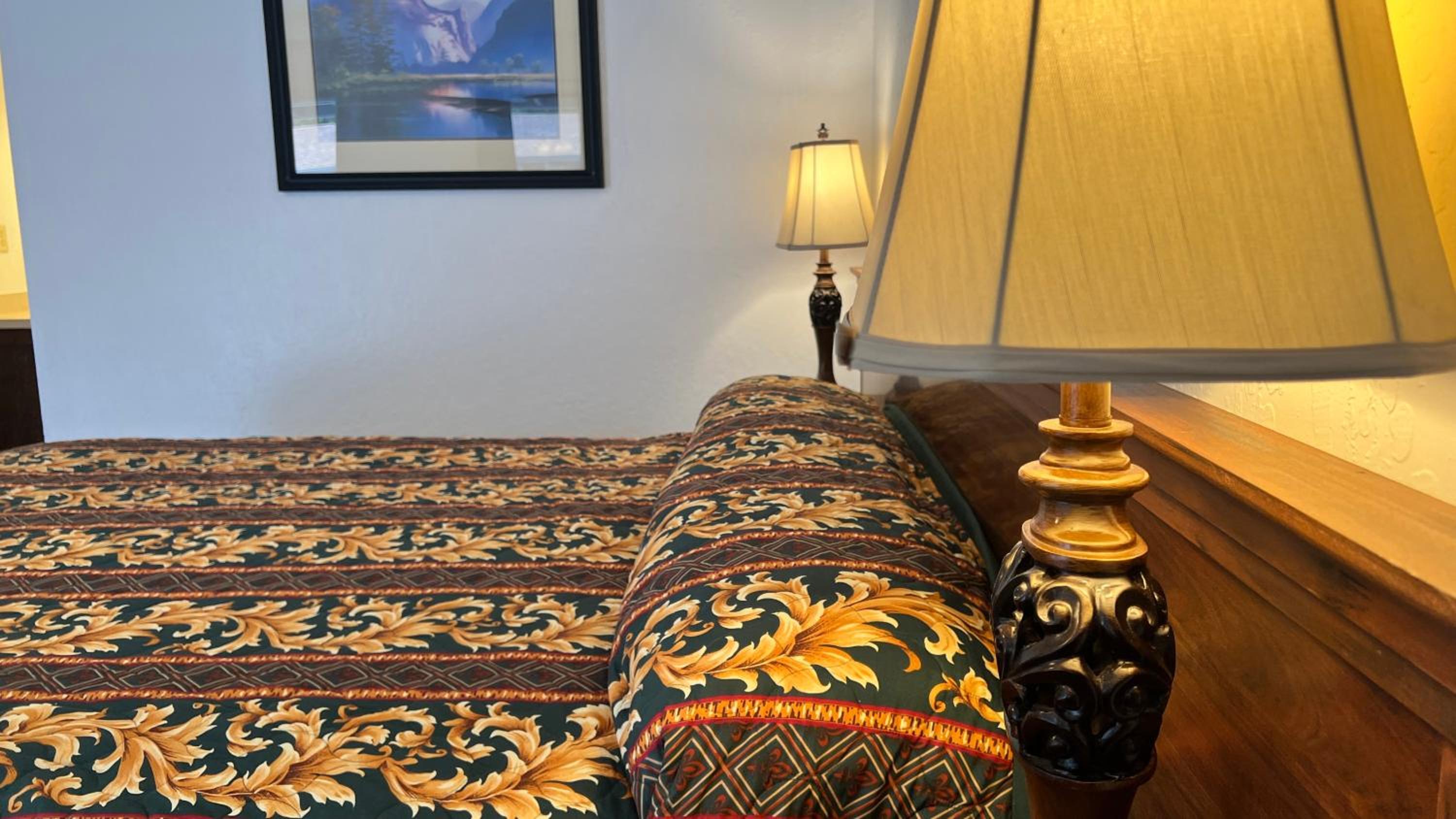Queen Room with Two Queen Beds - Non-Smoking photo 2