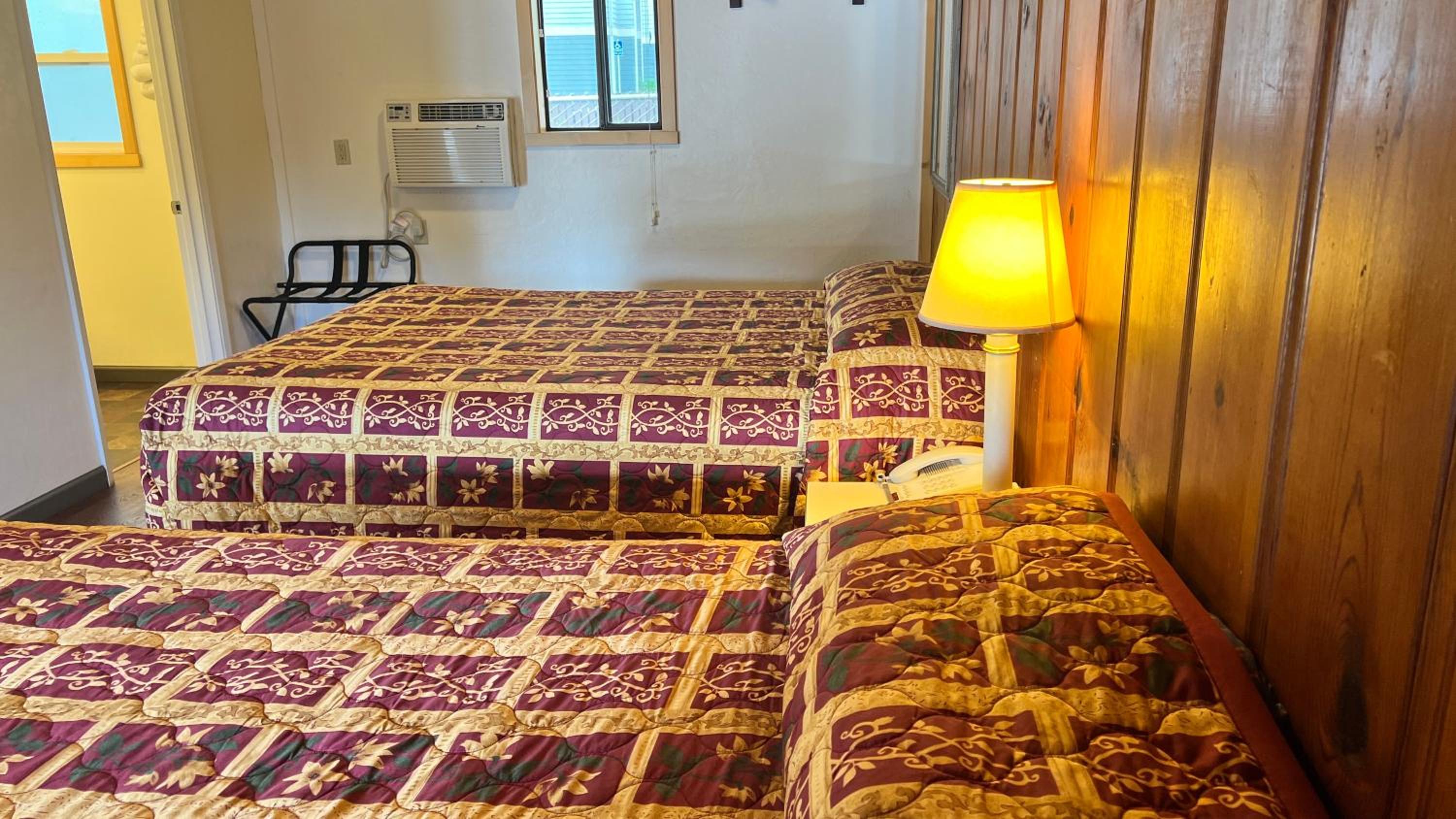 Queen Room with Two Queen Beds - Non-Smoking photo 3