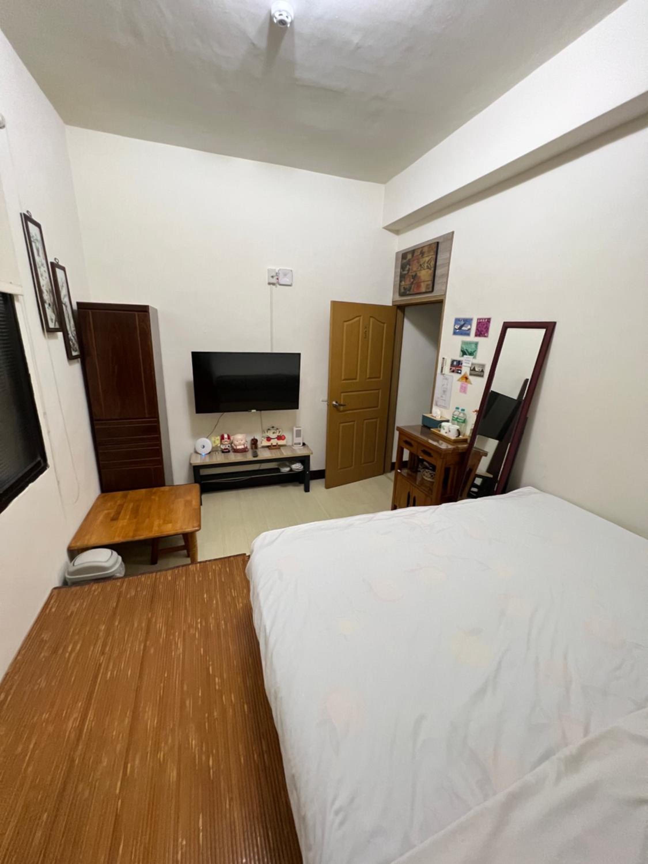 Queen Room with Shared Bathroom photo 2