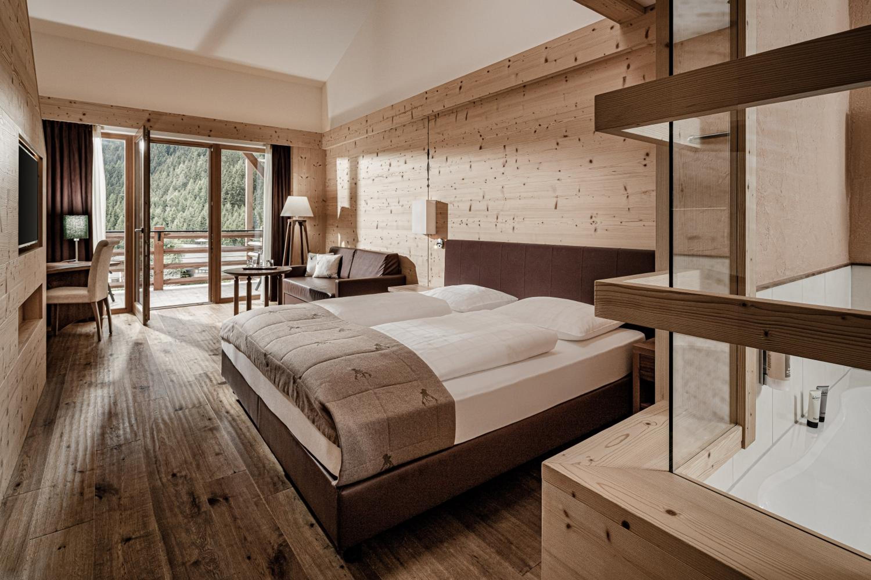 Deluxe Family Suite - Photo 5