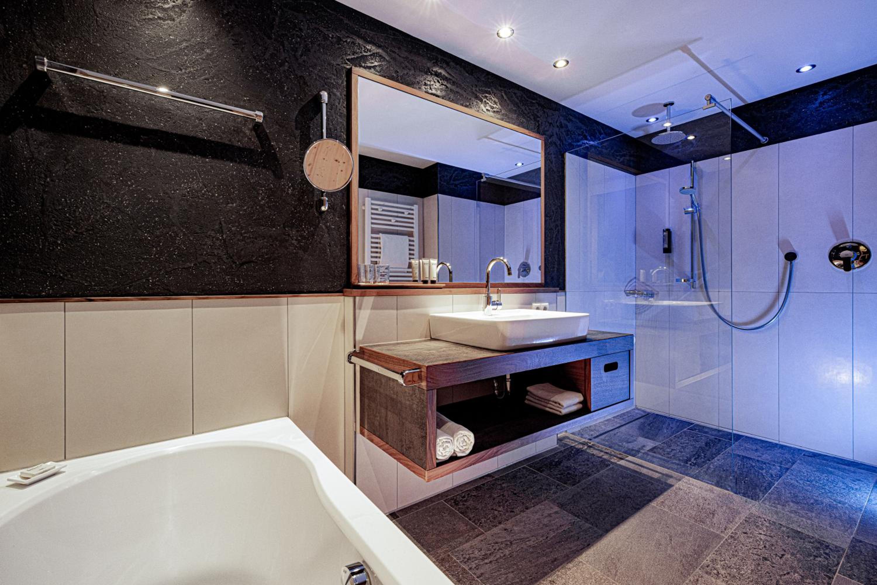 Deluxe Family Suite - Photo 2