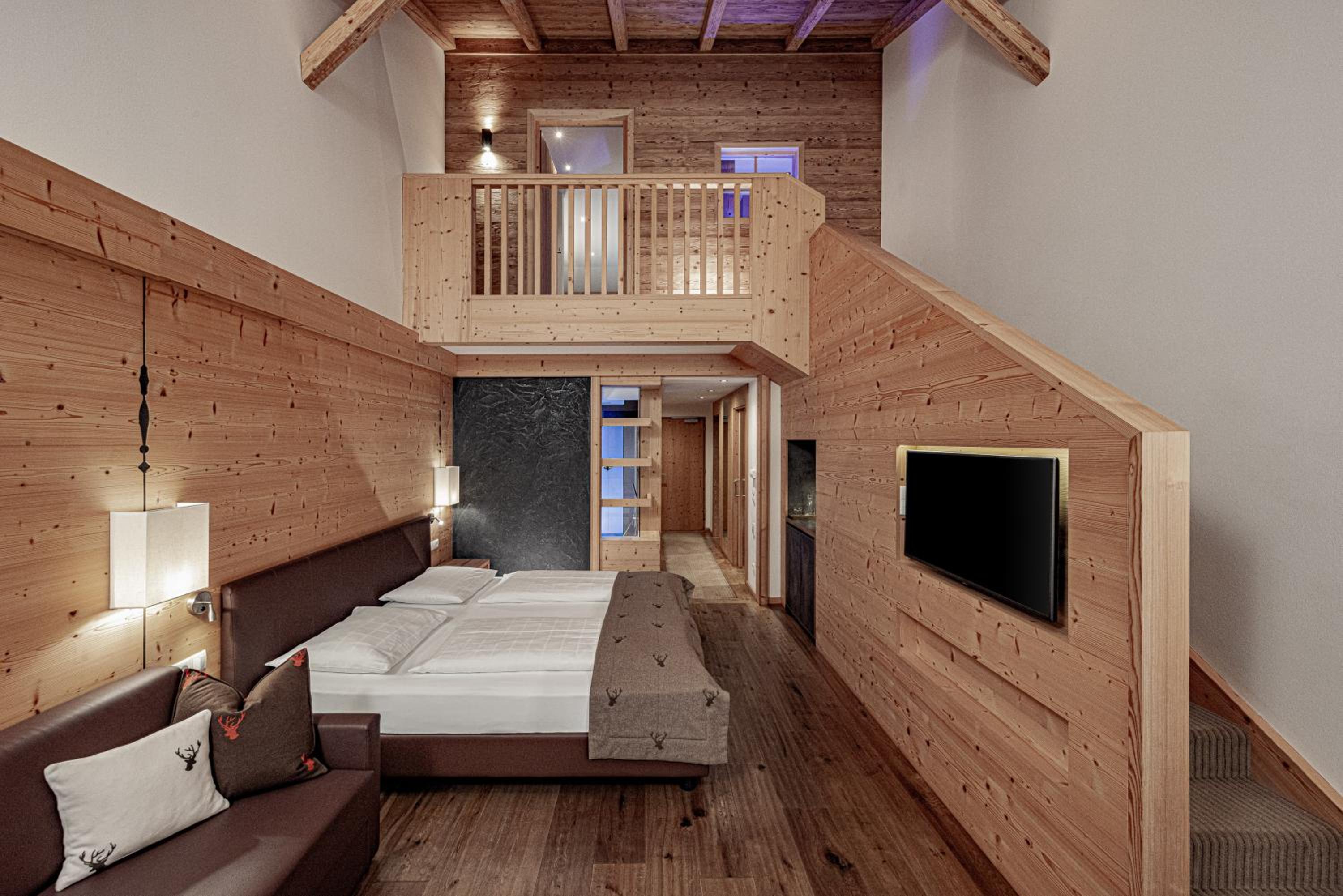 Deluxe Family Suite - Photo 1