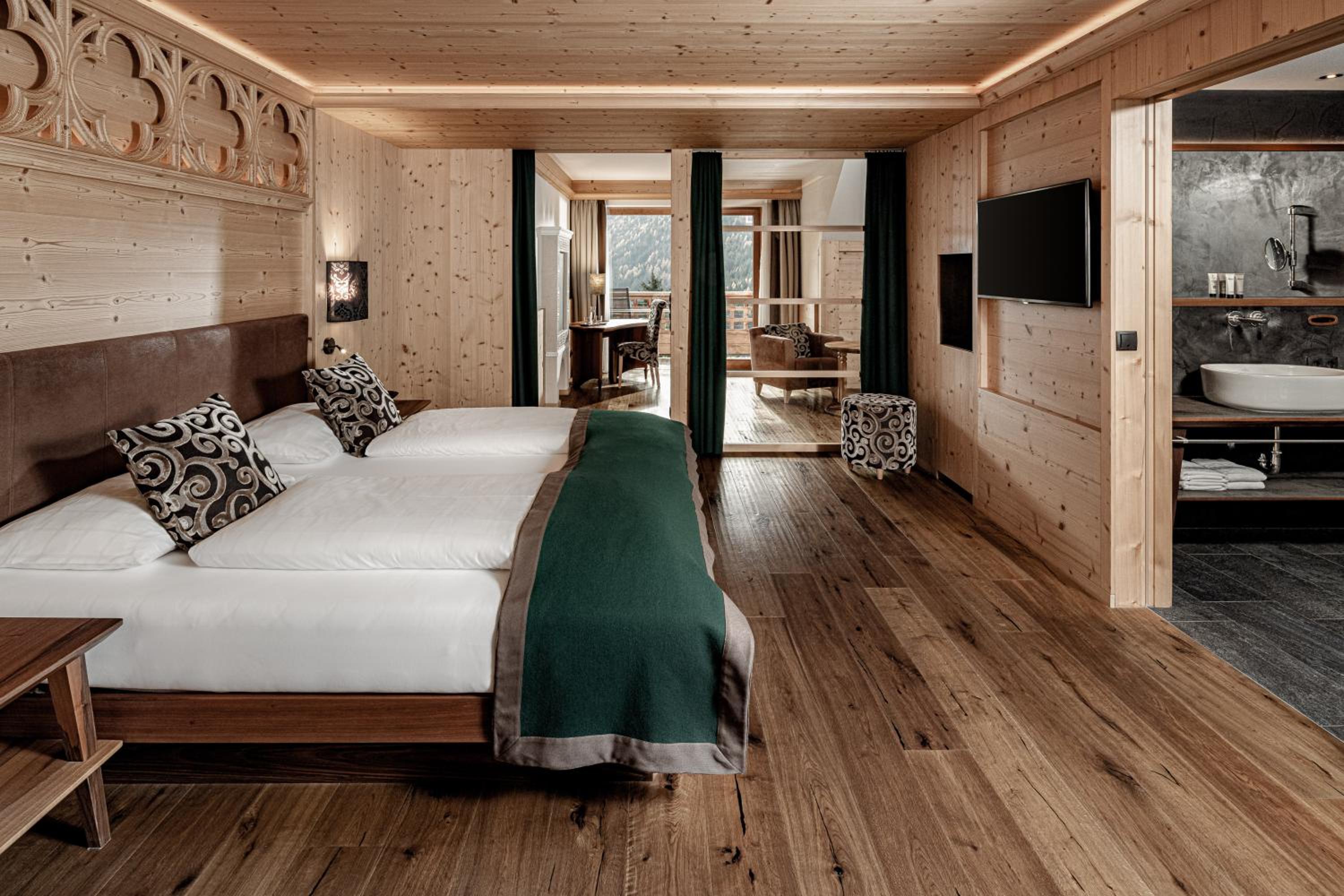 Deluxe Suite with Mountain View - Photo 4