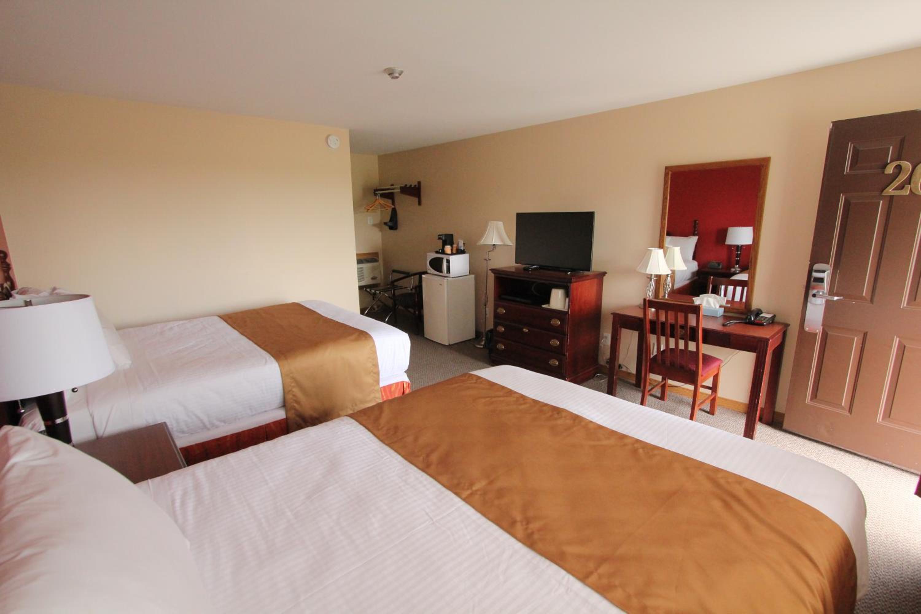 Queen Room with Two Queen Beds photo 3