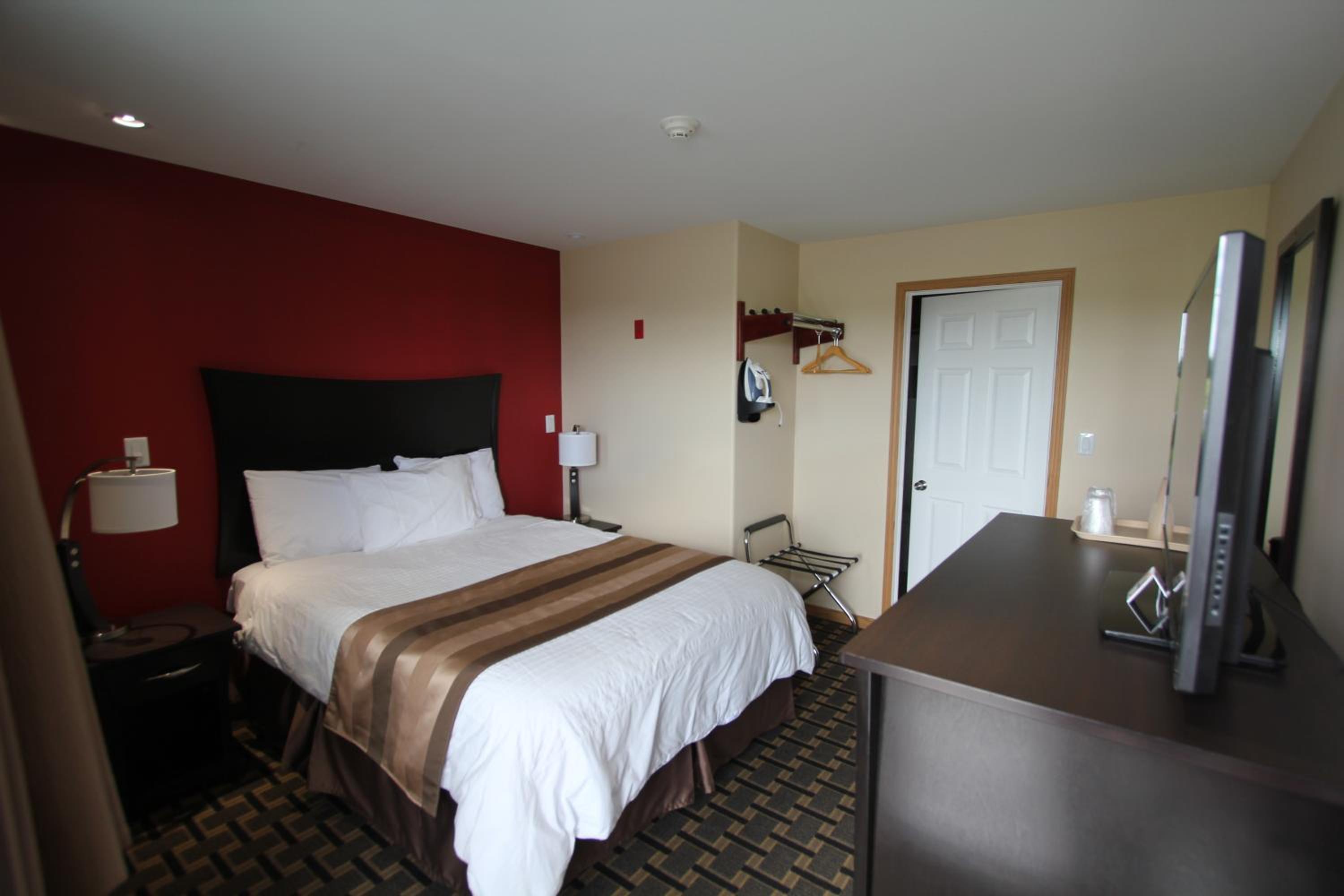 Queen Room photo 2