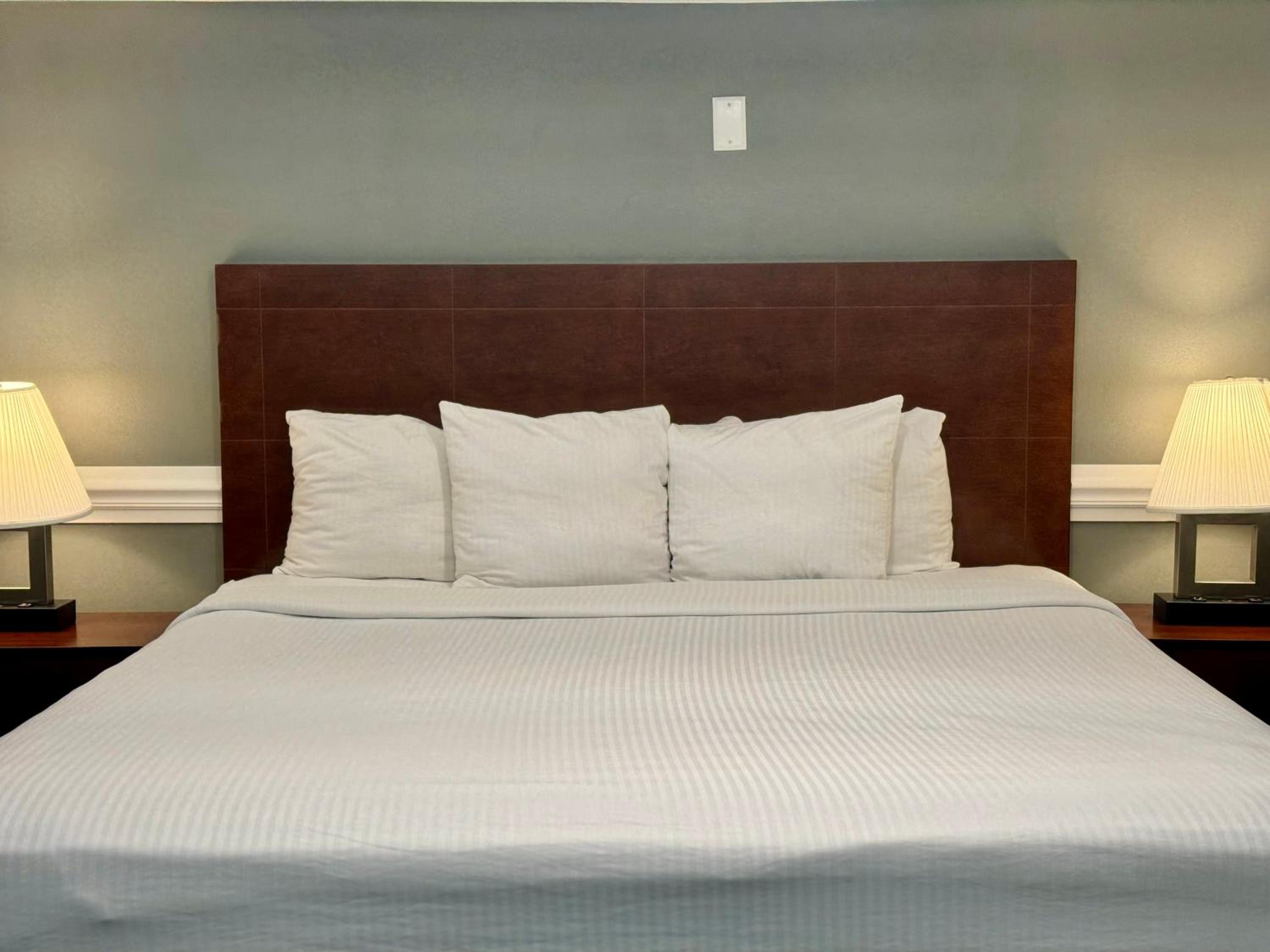 King Suite with Walk-In Shower - Non-Smoking - Photo 2