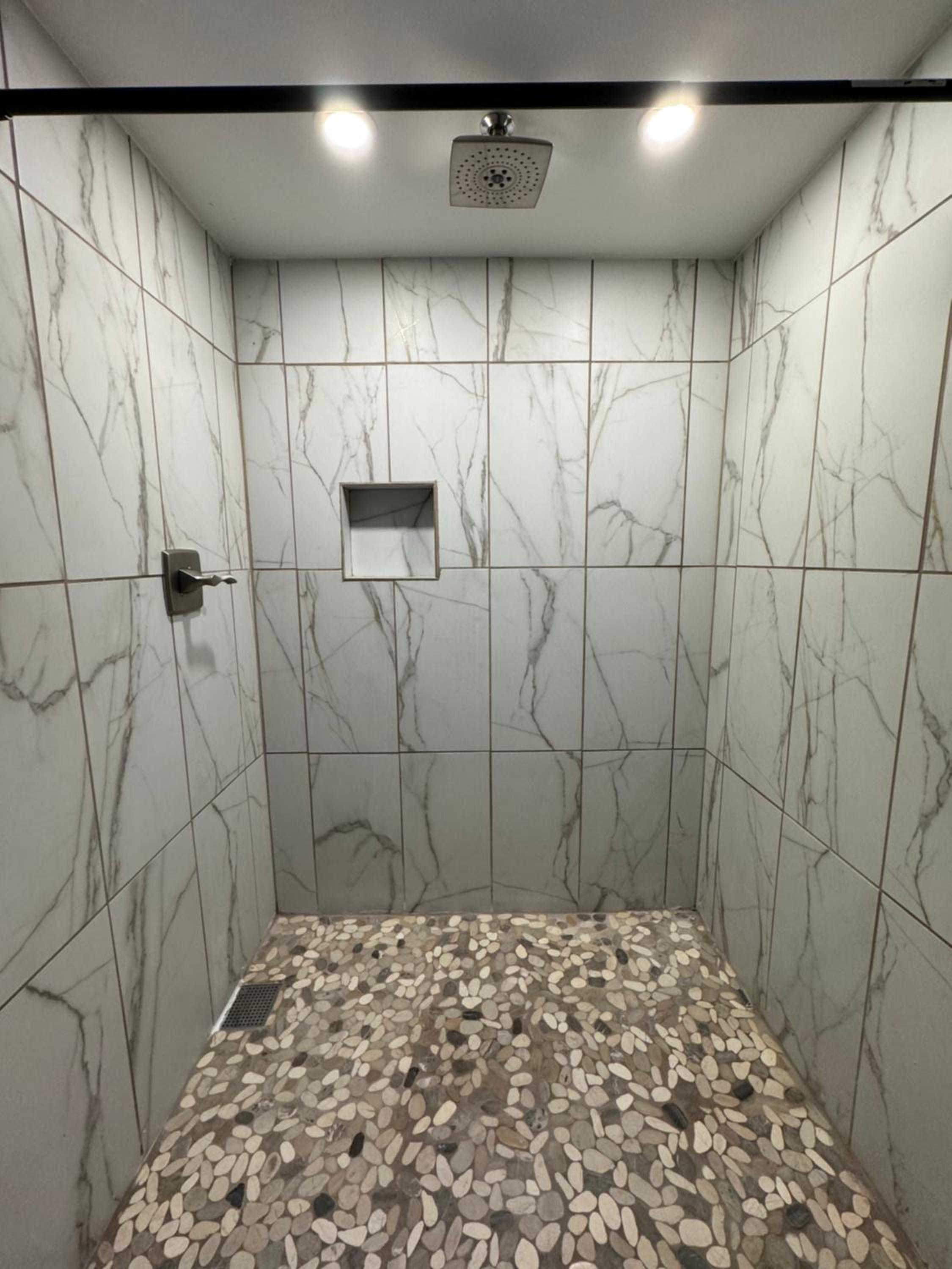 King Suite with Walk-In Shower - Non-Smoking - Photo 4