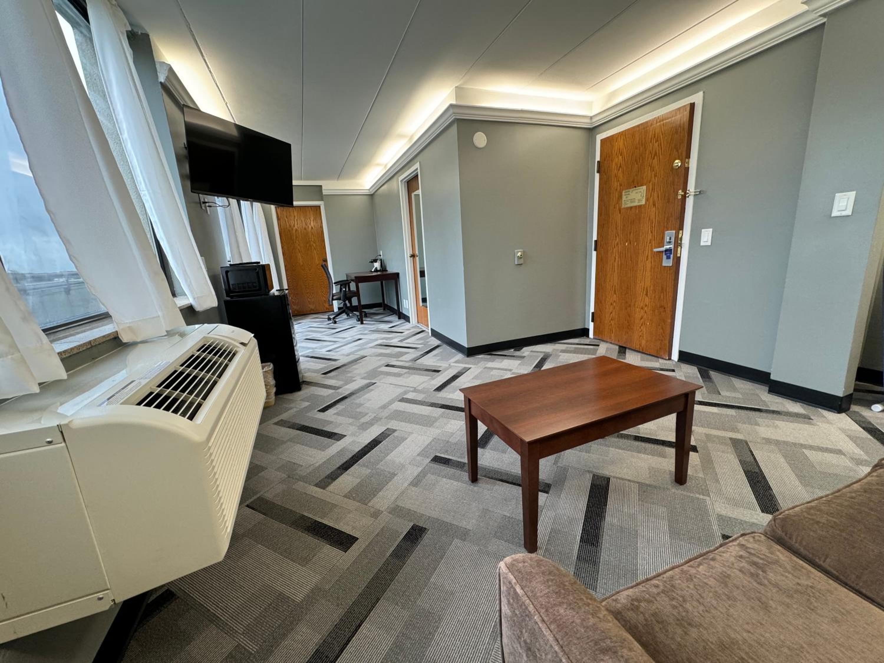 King Suite with Walk-In Shower - Non-Smoking - Photo 1