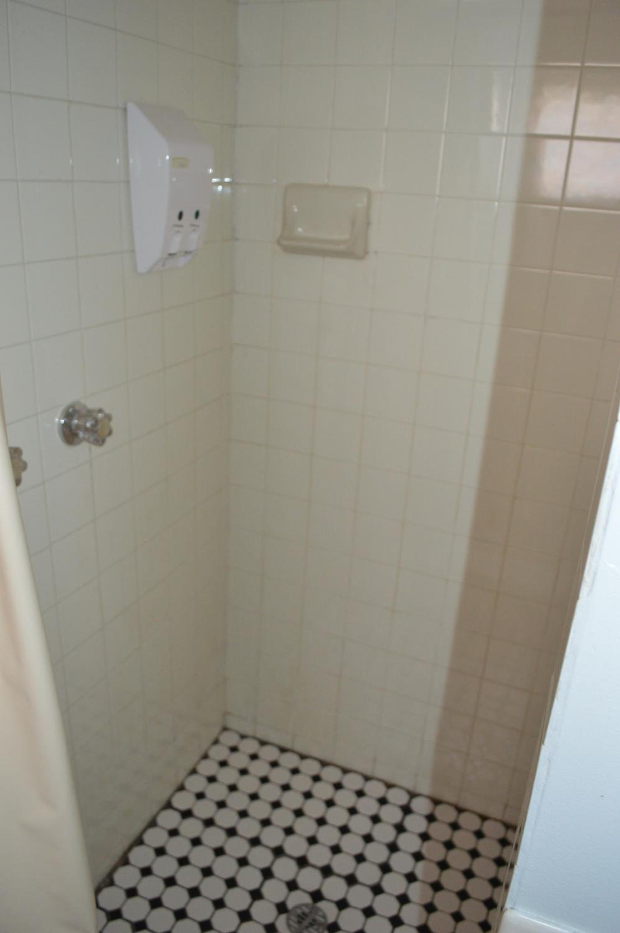 Quadruple Room - Photo 17