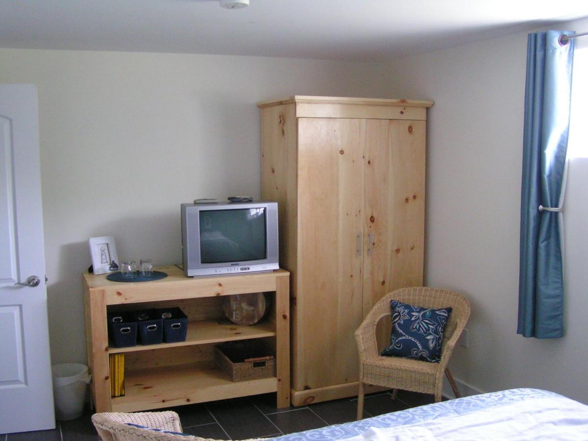 Queen Room with Shared Bathroom, photo 7