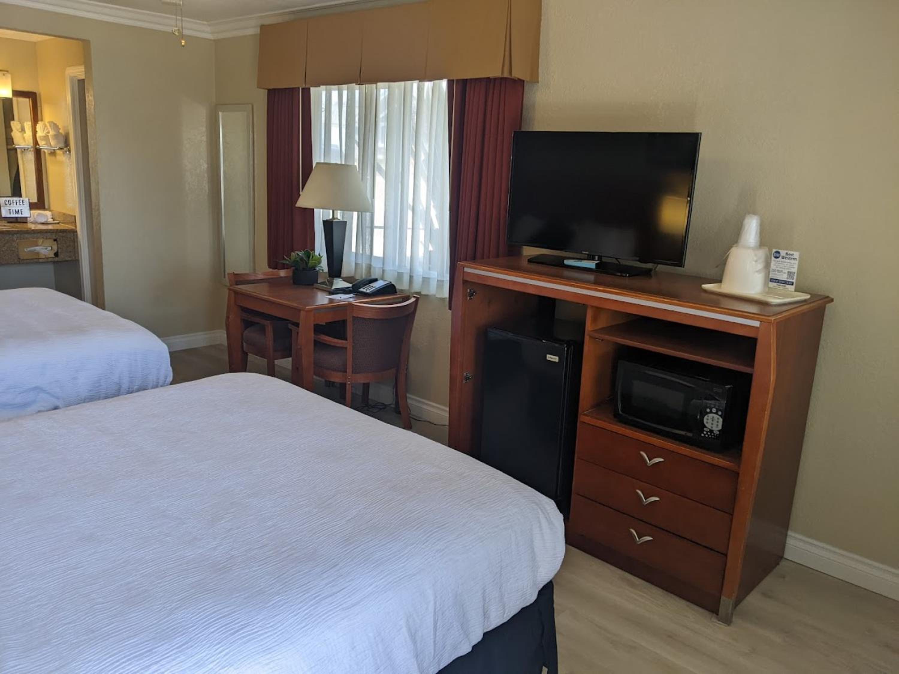 Queen Room with Two Queen Beds - Non-Smoking photo 2