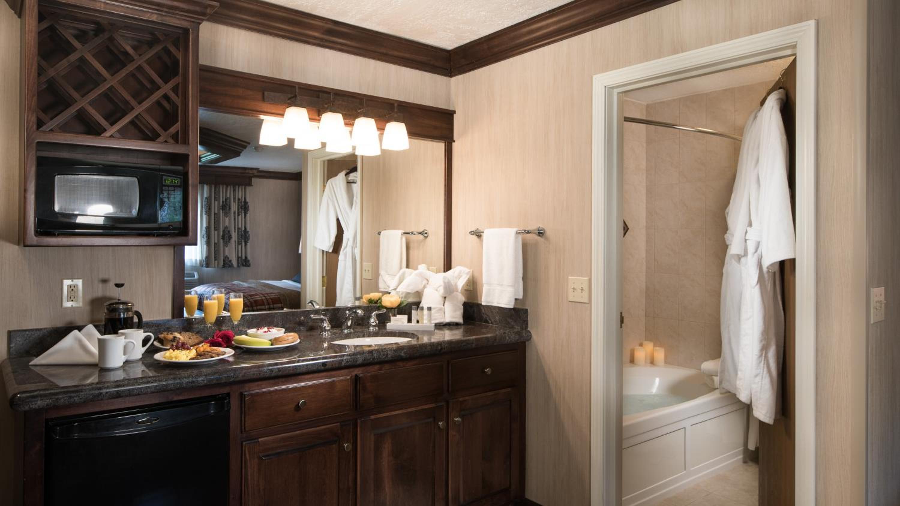 King Suite with Jetted Tub and Fireplace - Non-Smoking - Photo 2