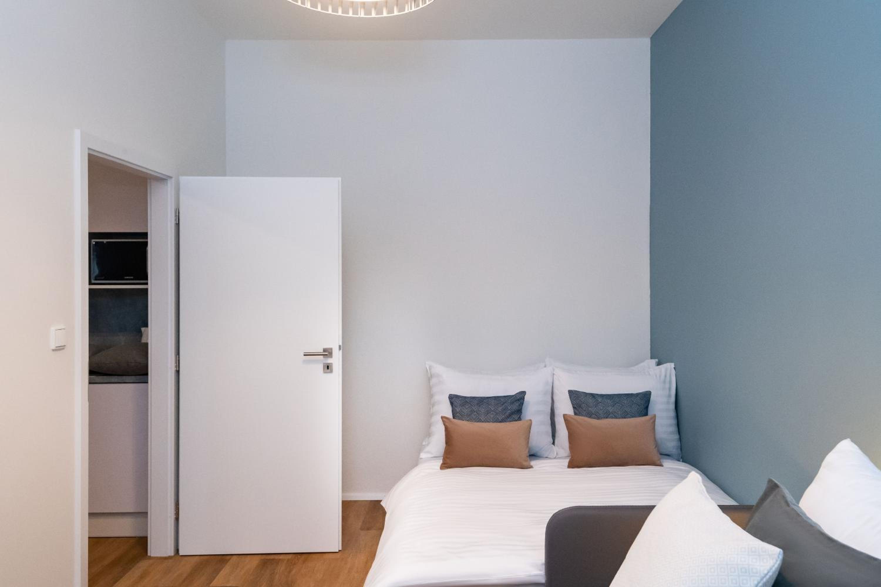 Deluxe One Bedroom Apartment thumbnail 5
