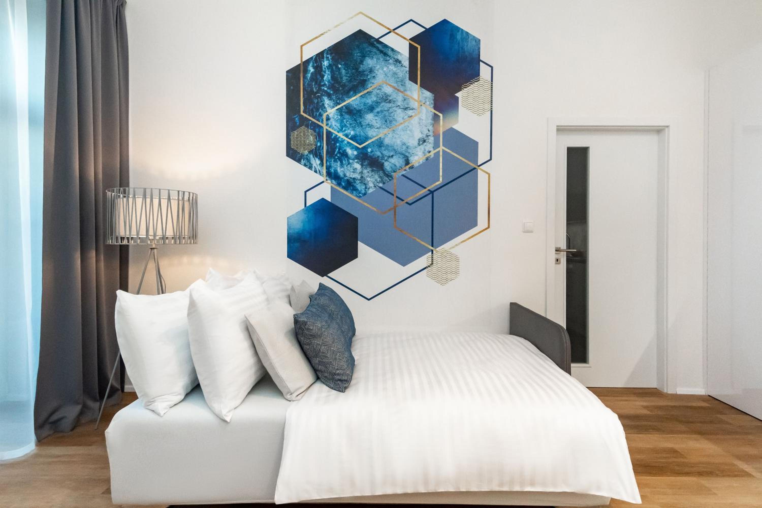 Deluxe One Bedroom Apartment thumbnail 5