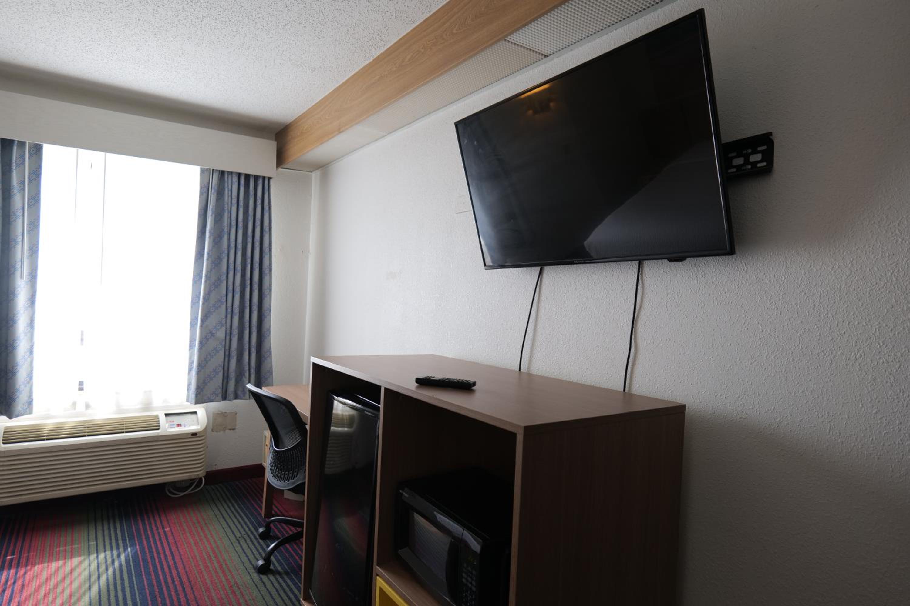 Queen Room - Mobility Access/Non-Smoking photo 3