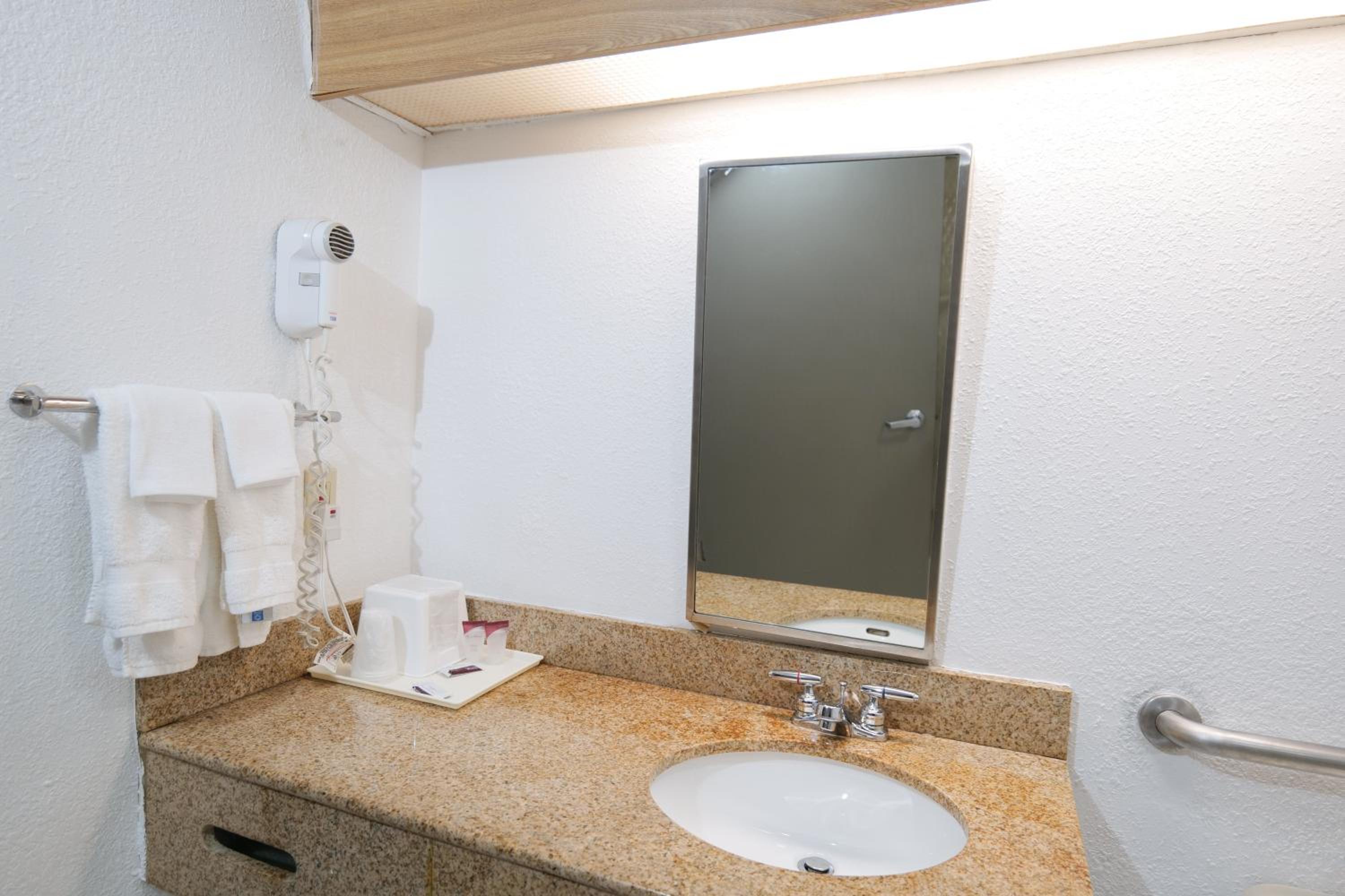 Queen Room - Mobility Access/Non-Smoking photo 2