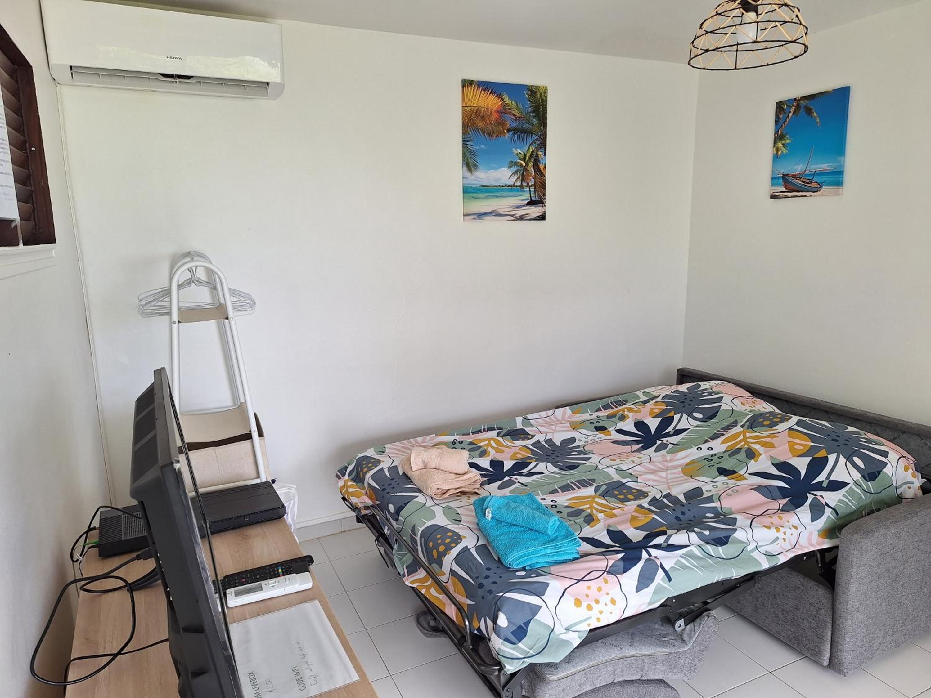 One-Bedroom Apartment photo 1