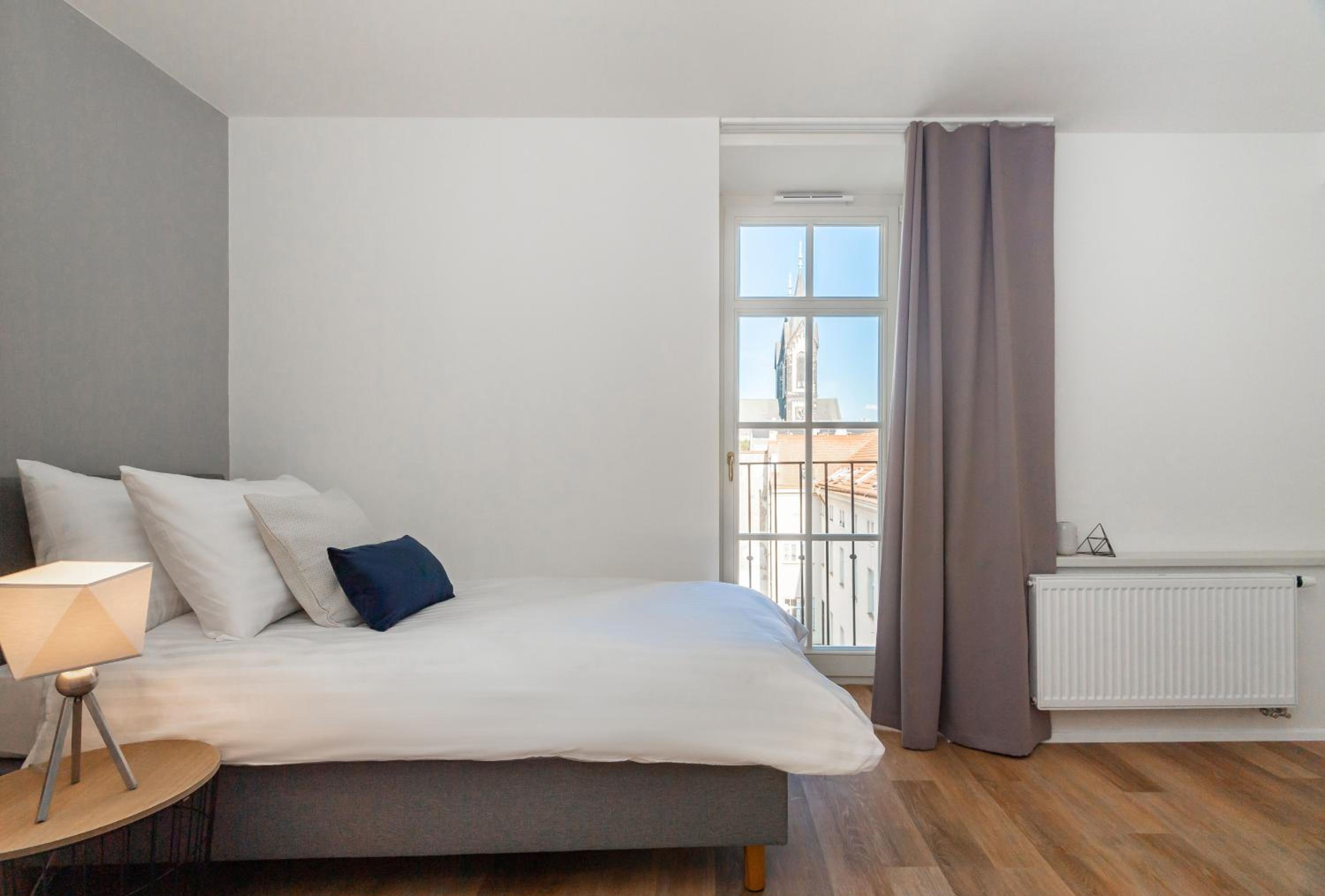 Luxury One-Bedroom Attic (6 Adults)
