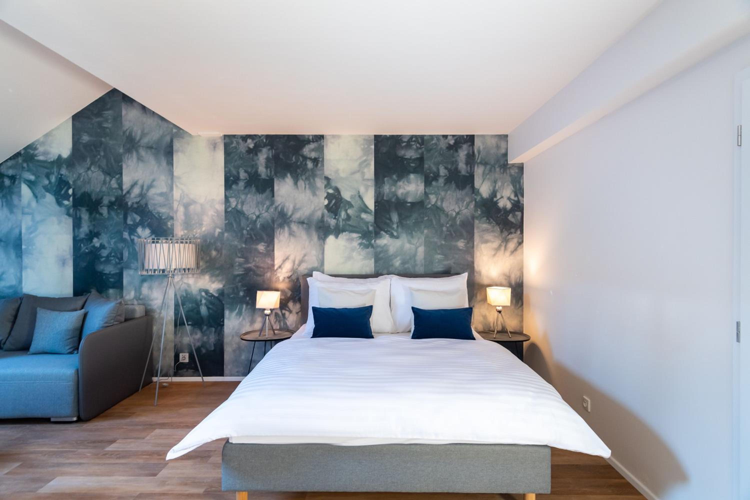 Luxury One-Bedroom Attic (6 Adults)