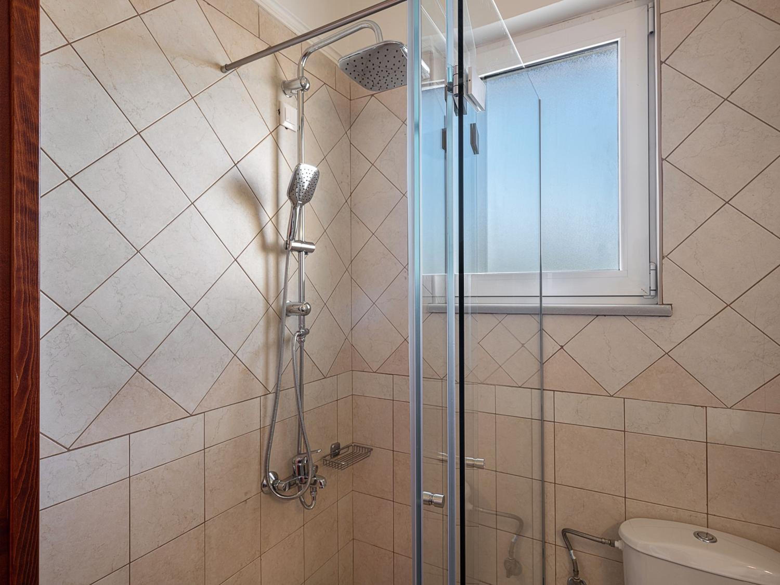 Deluxe Suite - Photo 6